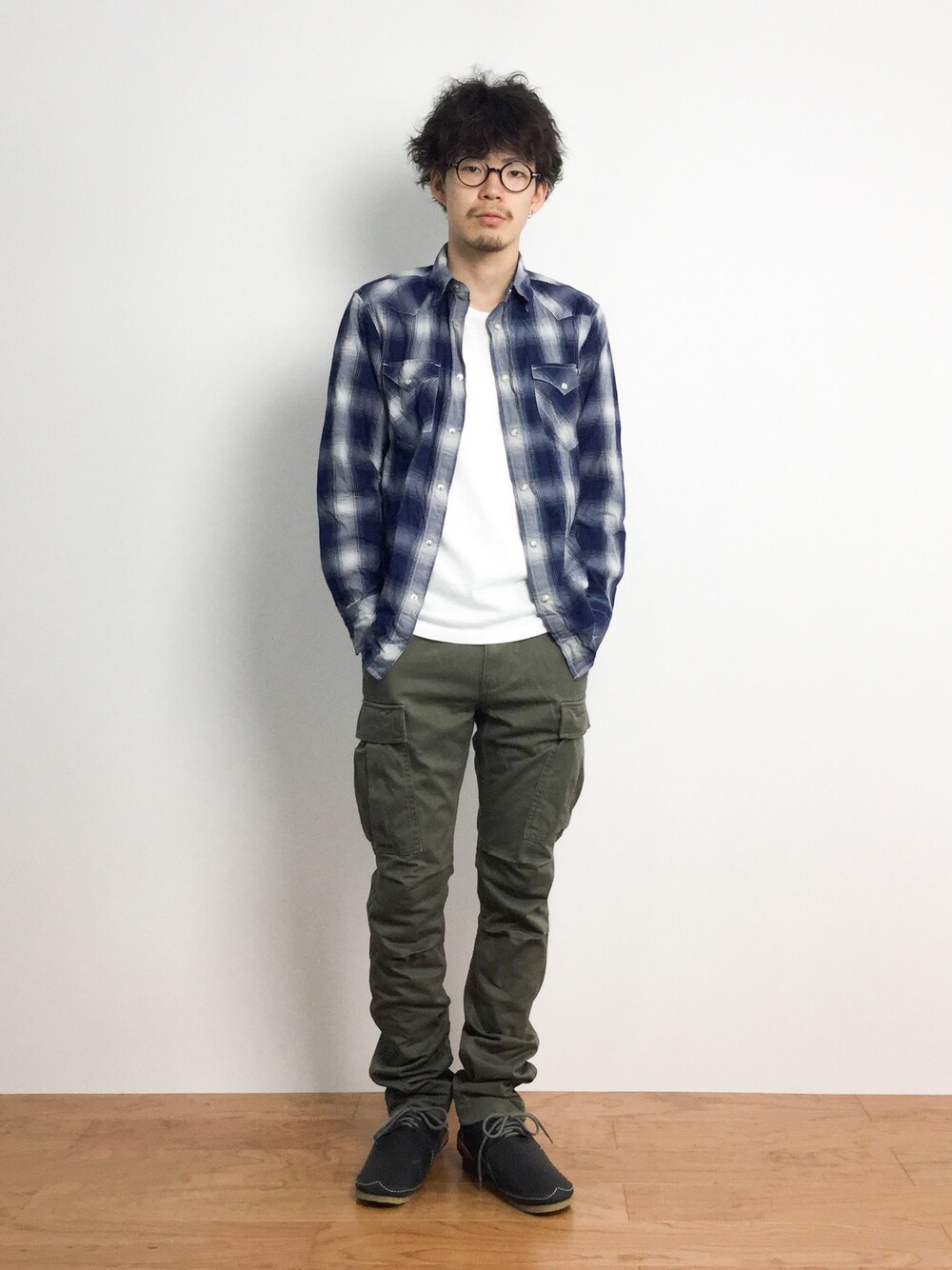 「チェックシャツ、カーゴパンツ、カーキのカーゴパンツ、カーキパンツ、ウエスタンシャツ、シャツ×Tシャツ、Tシャツ×シャツ」｜「green label relaxingのINDIGO/OMBRE/CHK ウェスタンシャツ （シャツ/ブラウス、ブルー系）」を使った、ナカニシアキラさん（メンズ・172cm）の夏コーディネートの1枚目の写真