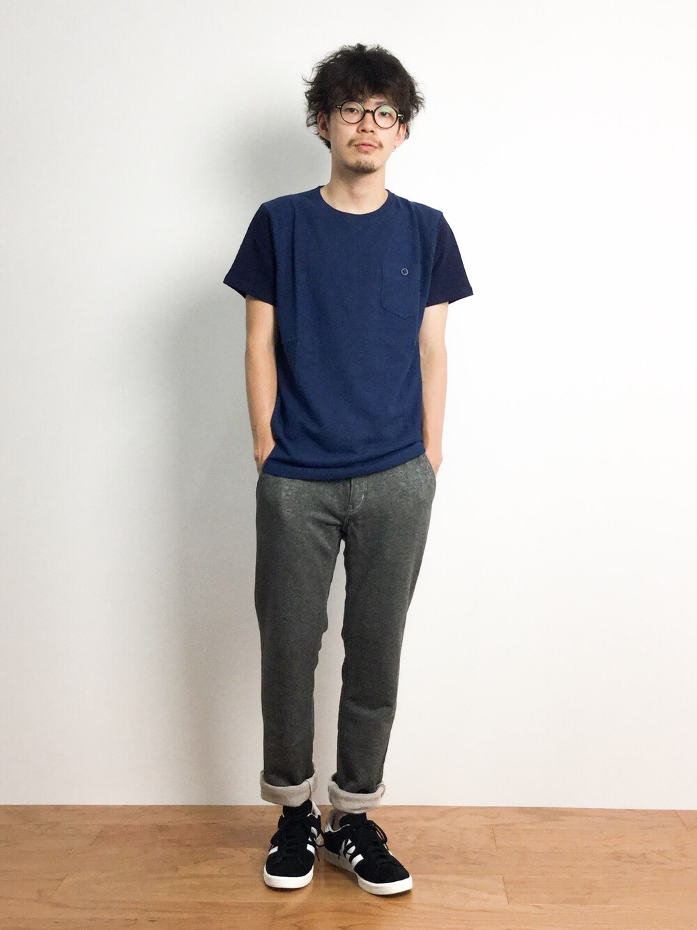 ブルー系のTシャツ/カットソー、グレー系のその他パンツを着用したメンズの夏コーディネートの1枚目の写真