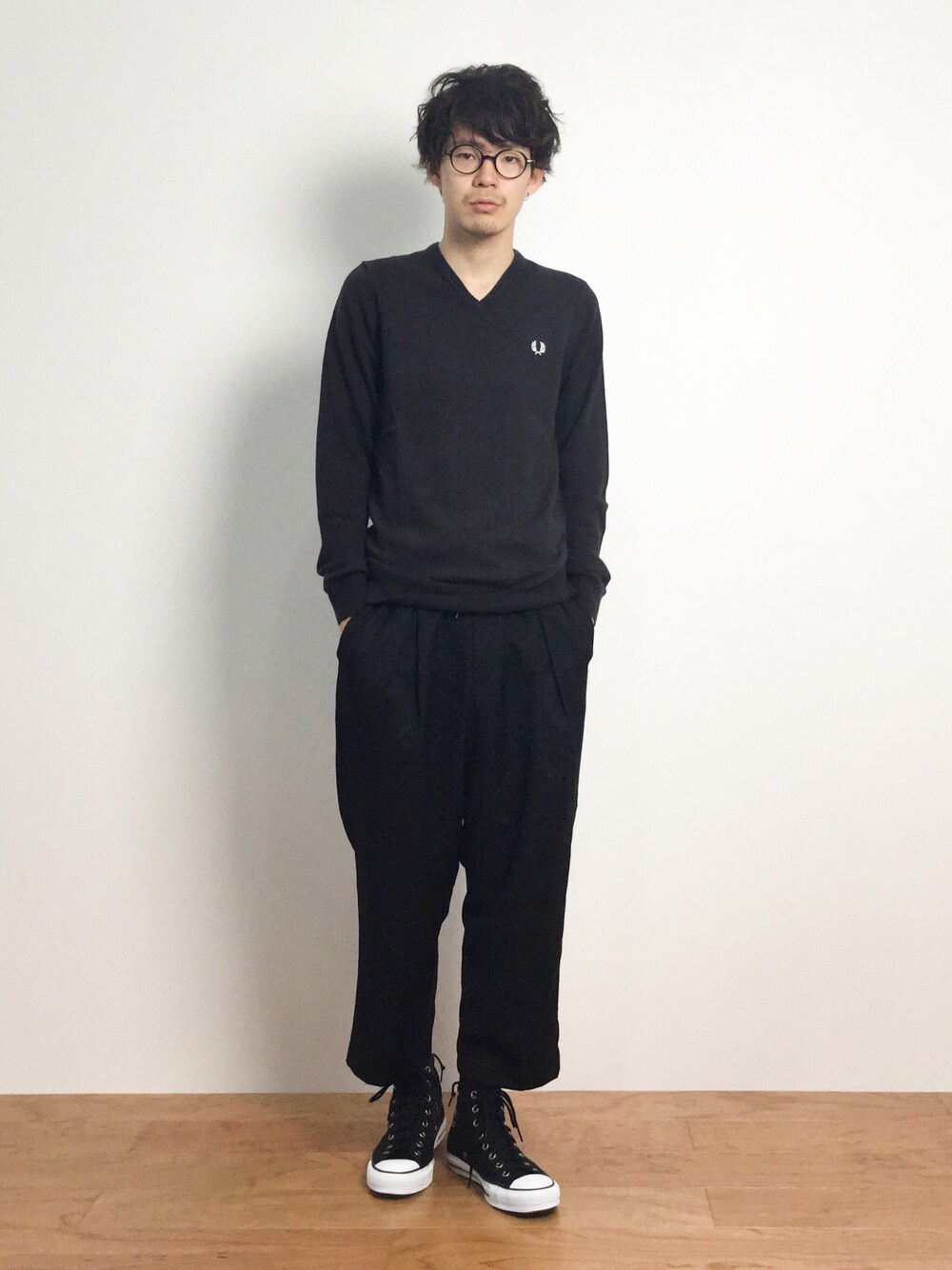 「ニット、コンバース、ブラックコーデ、Vネックニット、ワイドパンツ、ハイカットスニーカー、オールスター、コンバース オールスター、フレッドペリー、黒コーデ」｜「FRED PERRYのClassic Tipped V-neck（ニット/セーター、ブラウン系）」を使った、ナカニシアキラさん（メンズ・172cm）の夏コーディネートの1枚目の写真