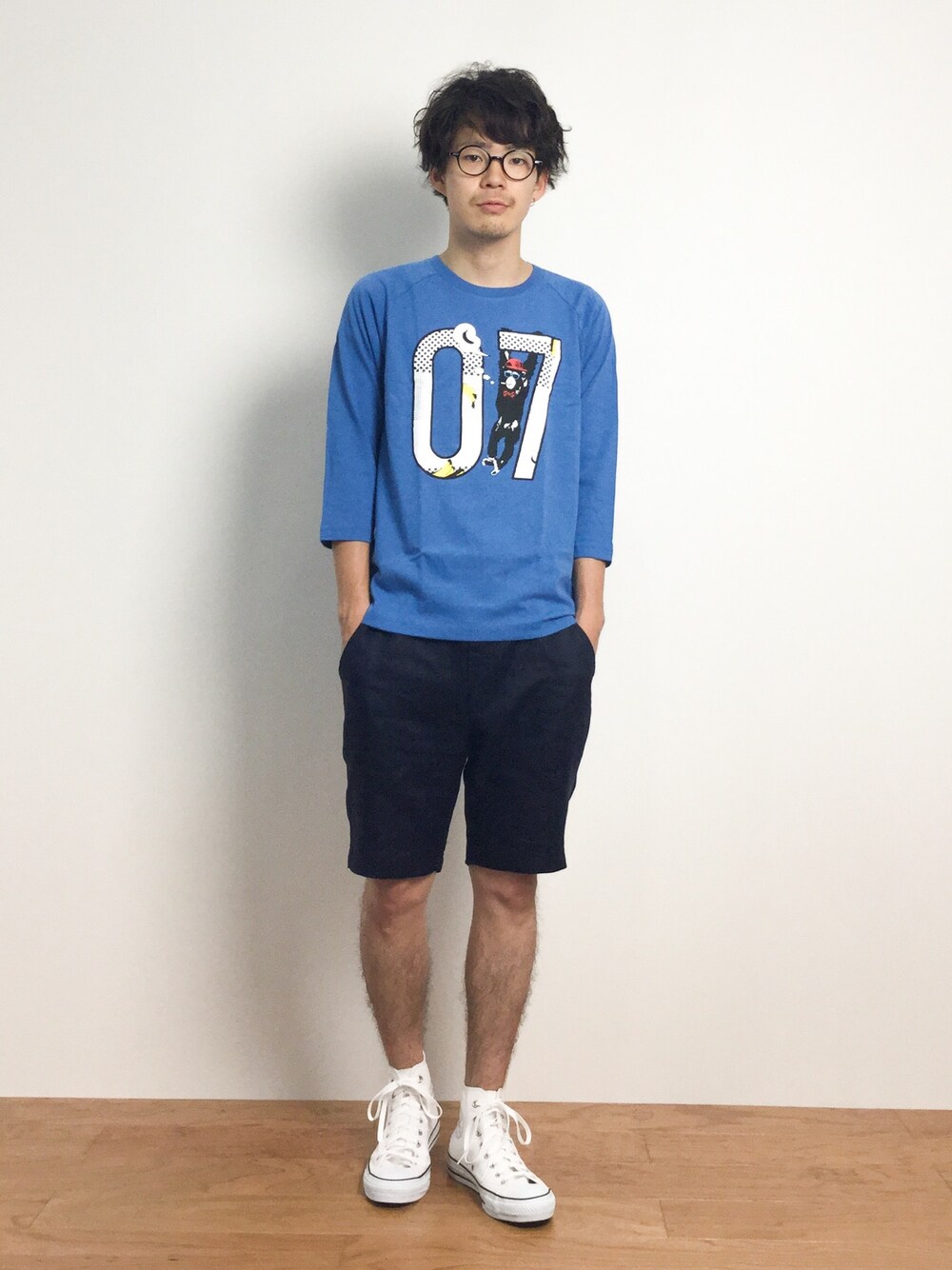 「コンバース、Tシャツ、ナンバリング、ショーツ、プリントT、夏コーデ、ショーツスタイル、ナンバリングT、ネイビー×ブルー、青Tシャツ」｜「CONVERSEのALL STAR RHINESTONE DP HI / オールスター ラインストーン DP HI（スニーカー、ホワイト系）」を使った、ナカニシアキラさん（メンズ・172cm）の夏コーディネートの1枚目の写真