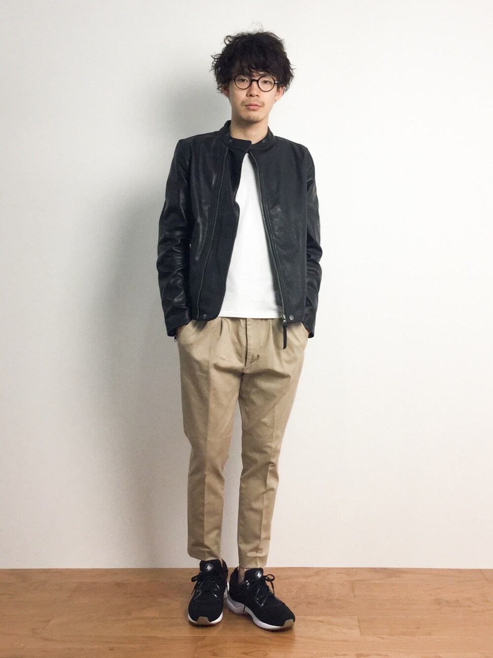 「テーパードパンツ、レザー、レザージャケット、秋のコーデ、ライダースジャケット、アンクルパンツ、秋服、シングルライダース、カジュアルコーデ、秋コーデ」｜「coenのプレミアムゴートスキンレザーシングルライダースジャケット（ライダースジャケット、ブラック系）」を使った、ナカニシアキラさん（メンズ・172cm）の夏コーディネートの1枚目の写真