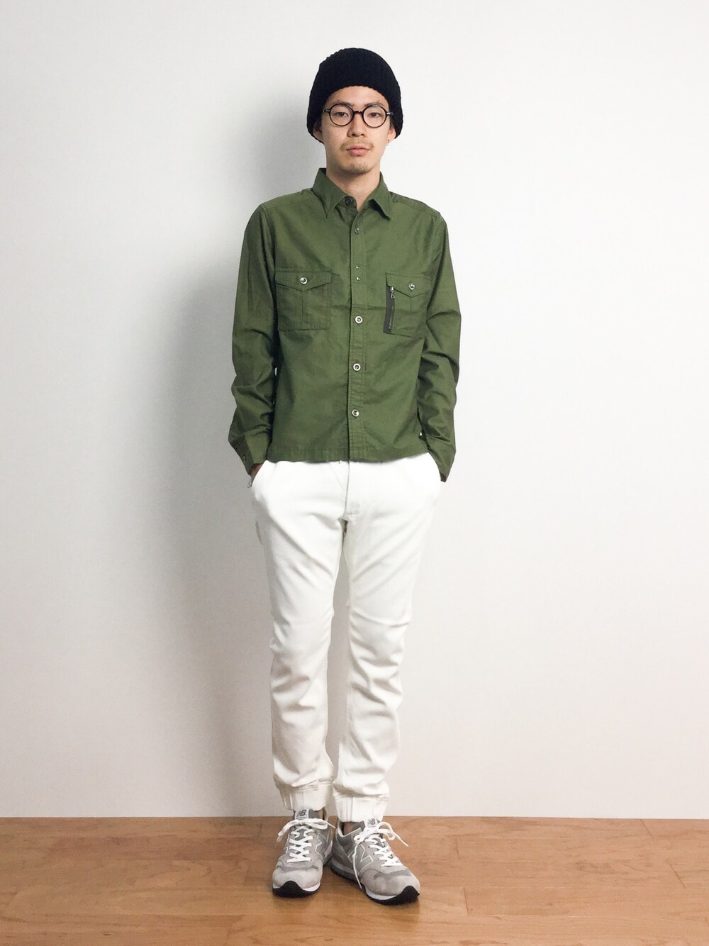 「ミリタリー、ニット帽、リブパンツ、秋のコーデ、白パン、白パンツ、ミリタリーシャツ、ホワイトパンツ、秋服、秋コーデ」｜「SHIPS JET BLUEのSHIPS JET BLUE (シップス ジェットブルー): BDU ミリタリーシャツ 15FW（シャツ/ブラウス、グリーン系）」を使った、ナカニシアキラさん（メンズ・172cm）の夏コーディネートの1枚目の写真