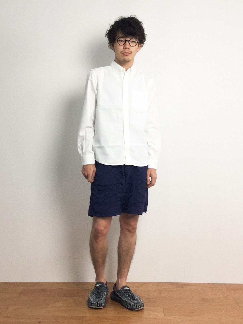 「白シャツ、長袖シャツ、ショーツ、keen、シャツスタイル、シロシャツ、夏コーデ、ショーツスタイル、膝上ショーツ、UNEEK」｜「NANO universeのJapanmadeカラーOXSH（シャツ/ブラウス、ホワイト系）」を使った、ナカニシアキラさん（メンズ・172cm）の夏コーディネートの1枚目の写真
