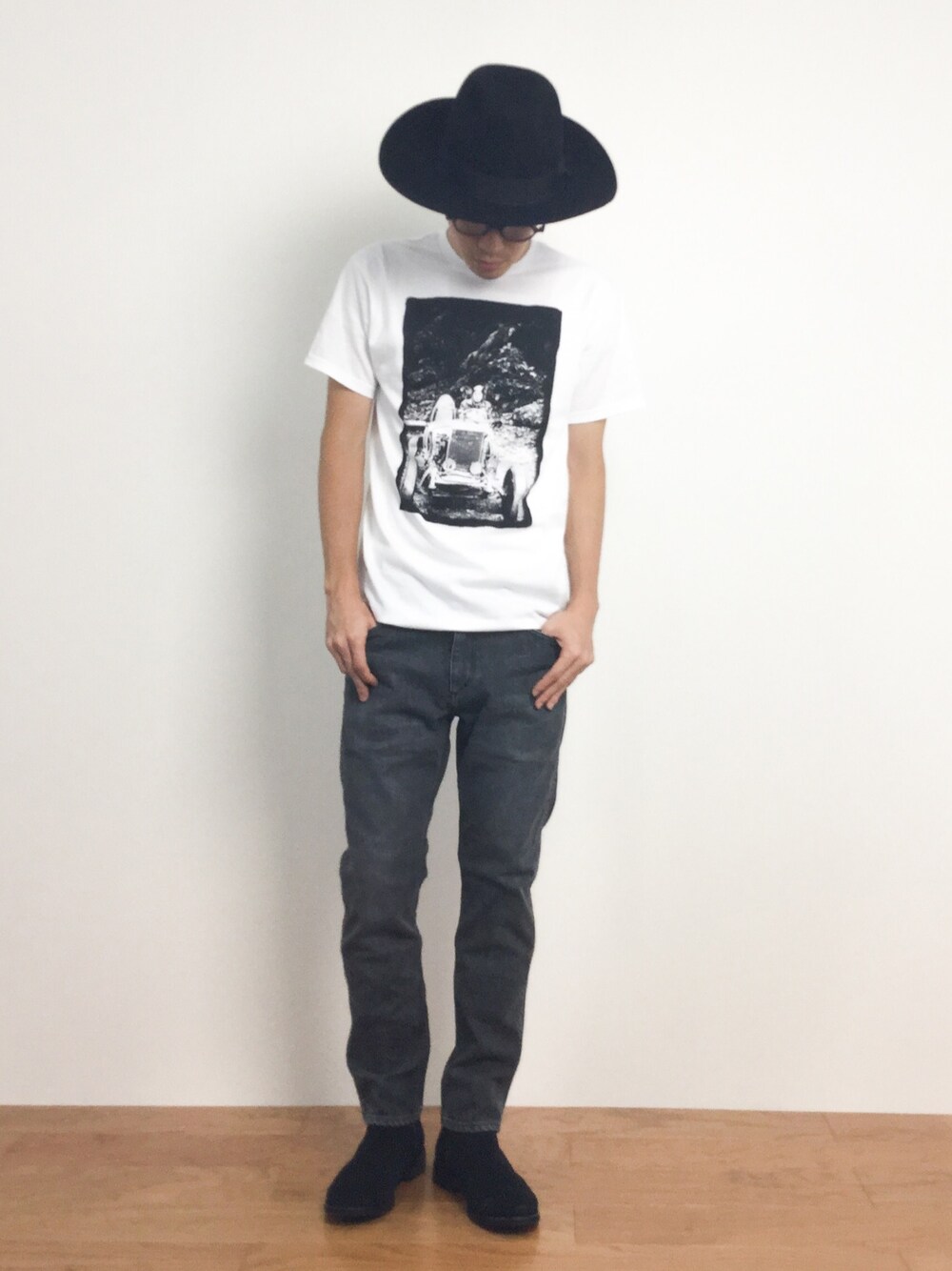 「ブーツ、Tシャツ、めがね、ハット、モノトーン、プリントT、モノトーンコーデ、ツバ広ハット、白Tシャツ、黒ハット」｜「SORBATTIのSORBATTI / ソルバッティ TEX ナカオレハット（ハット、ブラック系）」を使った、ナカニシアキラさん（メンズ・172cm）の夏コーディネートの1枚目の写真