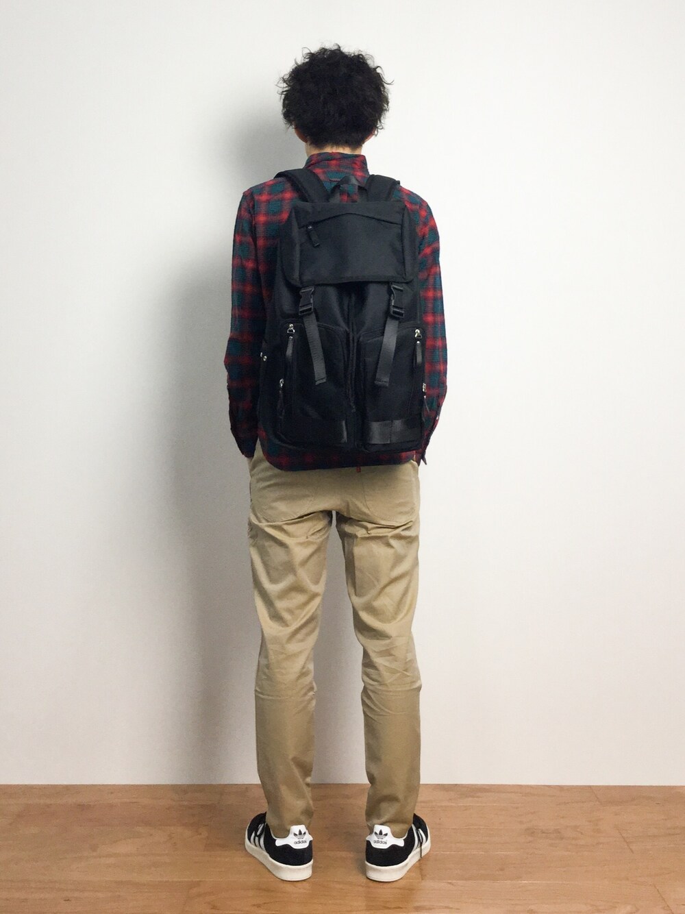 「バックパック、チェックシャツ、チノパン、秋のコーデ、チノパンツ、ベージュのチノパン、黒リュック、赤ﾁｪｯｸｼｬﾂ、秋コーデ」｜「GLOBAL WORKのW POCKET RUCK/567617（バックパック/リュック、ブラック系）」を使った、ナカニシアキラさん（メンズ・172cm）の夏コーディネートの1枚目の写真