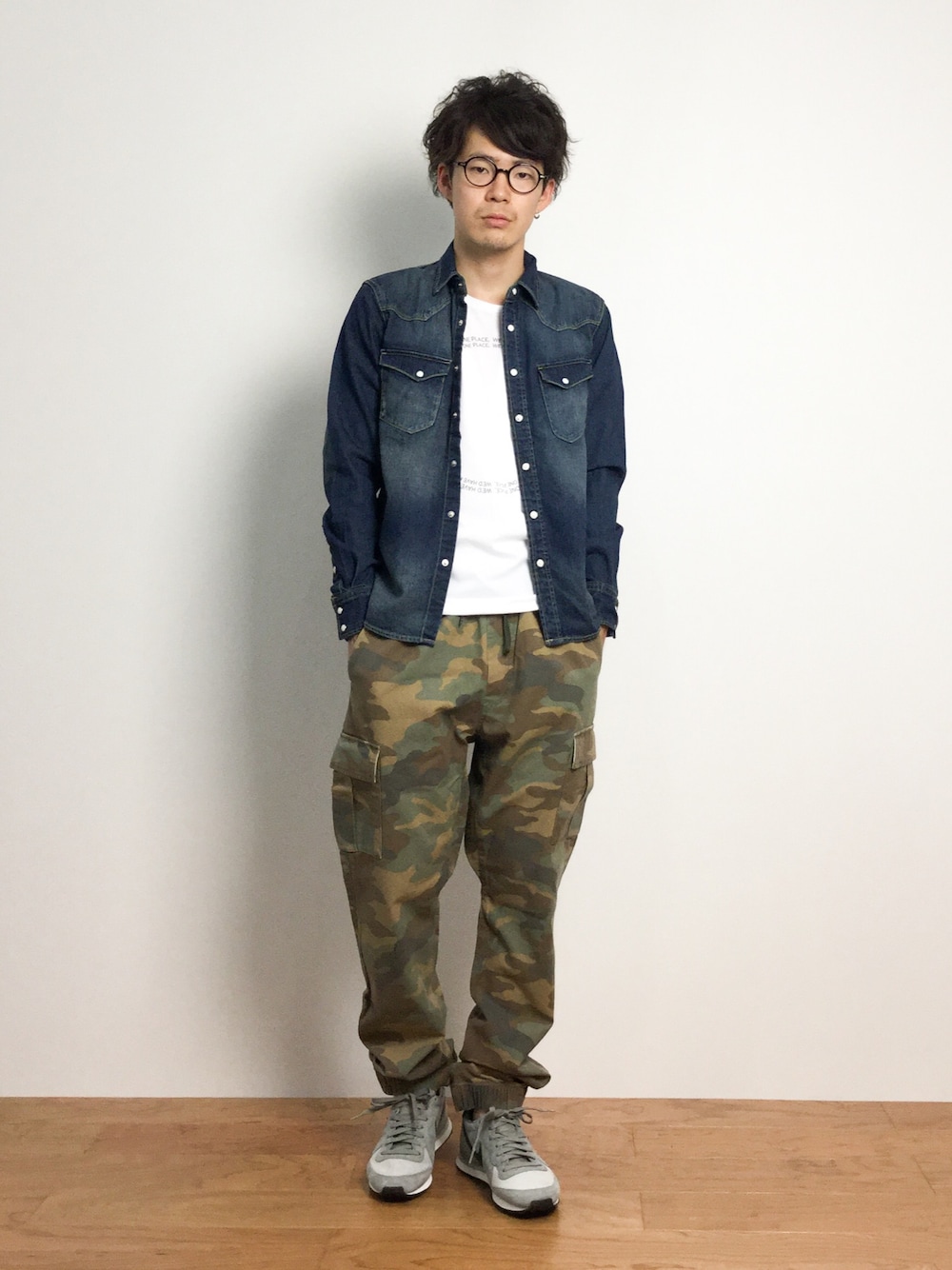「スニーカー、カモフラ、カモフラパンツ、デニムシャツ、カーゴパンツ、ナイキスニーカー、メガネ男子、迷彩パンツ、シャツ×Tシャツ、Tシャツ×シャツ」｜「NANO universeの8オンスデニムシャツ（シャツ/ブラウス、ブルー系）」を使った、ナカニシアキラさん（メンズ・172cm）の夏コーディネートの1枚目の写真