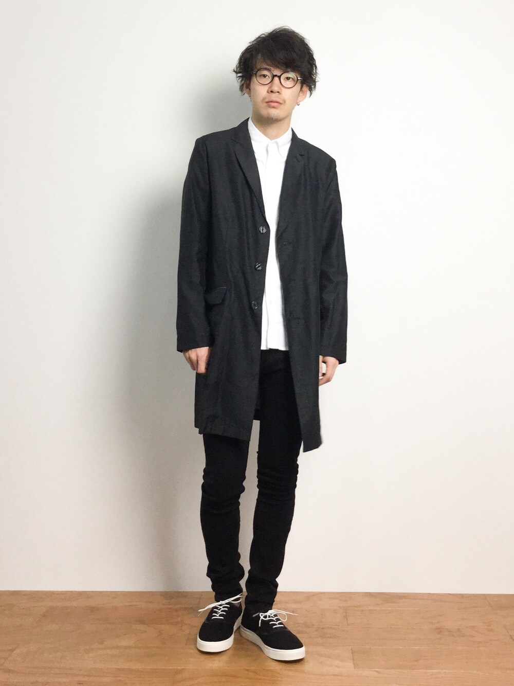 「チェスターコート、スキニーパンツ、白シャツ、スキニー、HARE、cheap monday、黒スキニー、チープマンデー、チェスターシャツコート、秋コーデ」｜「HAREのライトチェスターコート(HARE)（チェスターコート、グレー系）」を使った、ナカニシアキラさん（メンズ・172cm）の夏コーディネートの1枚目の写真