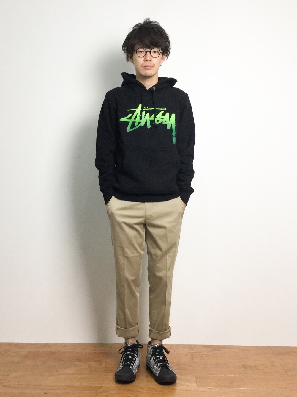 「チノパン、パーカー、秋のコーデ、パーカ、チノパンツ、ベージュのチノパン、秋服、黒パーカー、秋コーデ、プリントパーカー」｜「VISIONのVISION / CANVAS HI（スニーカー、その他）」を使った、ナカニシアキラさん（メンズ・172cm）の夏コーディネートの1枚目の写真