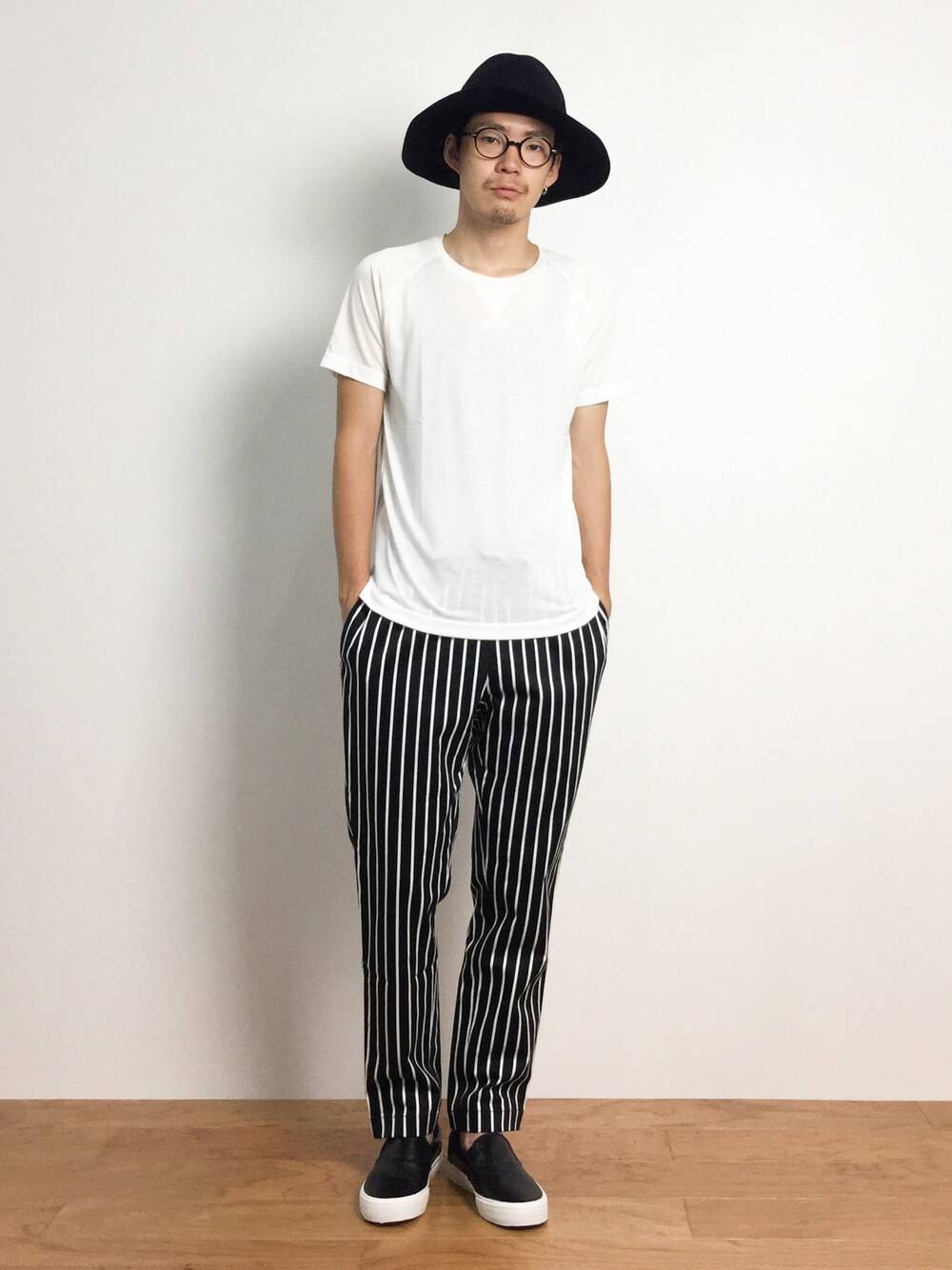 「めがね、ストライプ、モノトーン、ストライプパンツ、スリッポン、ツバ広ハット、無地Tシャツ、白Tシャツ、無地T、フェルトハット」｜「DETAILSの【15/16 A/W先行予約】L.H.P/ツバ広フェルトHAT（ハット、ブラック系）」を使った、ナカニシアキラさん（メンズ・172cm）の夏コーディネートの1枚目の写真