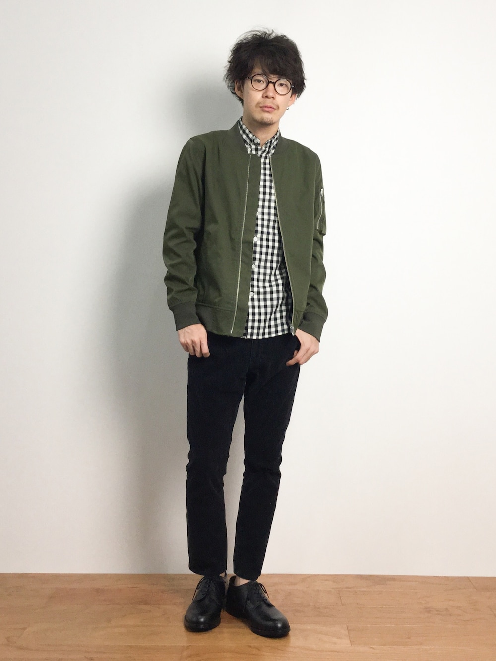 「MA-1、秋のコーデ、コーデュロイパンツ、ギンガムチェック、革靴、アンクルパンツ、秋服、ギンガムチェックシャツ、秋コーデ、MA1」｜「CIAOPANIC TYPYのシャンブレーツイルパターンシャツ（シャツ/ブラウス、その他）」を使った、ナカニシアキラさん（メンズ・172cm）の夏コーディネートの1枚目の写真