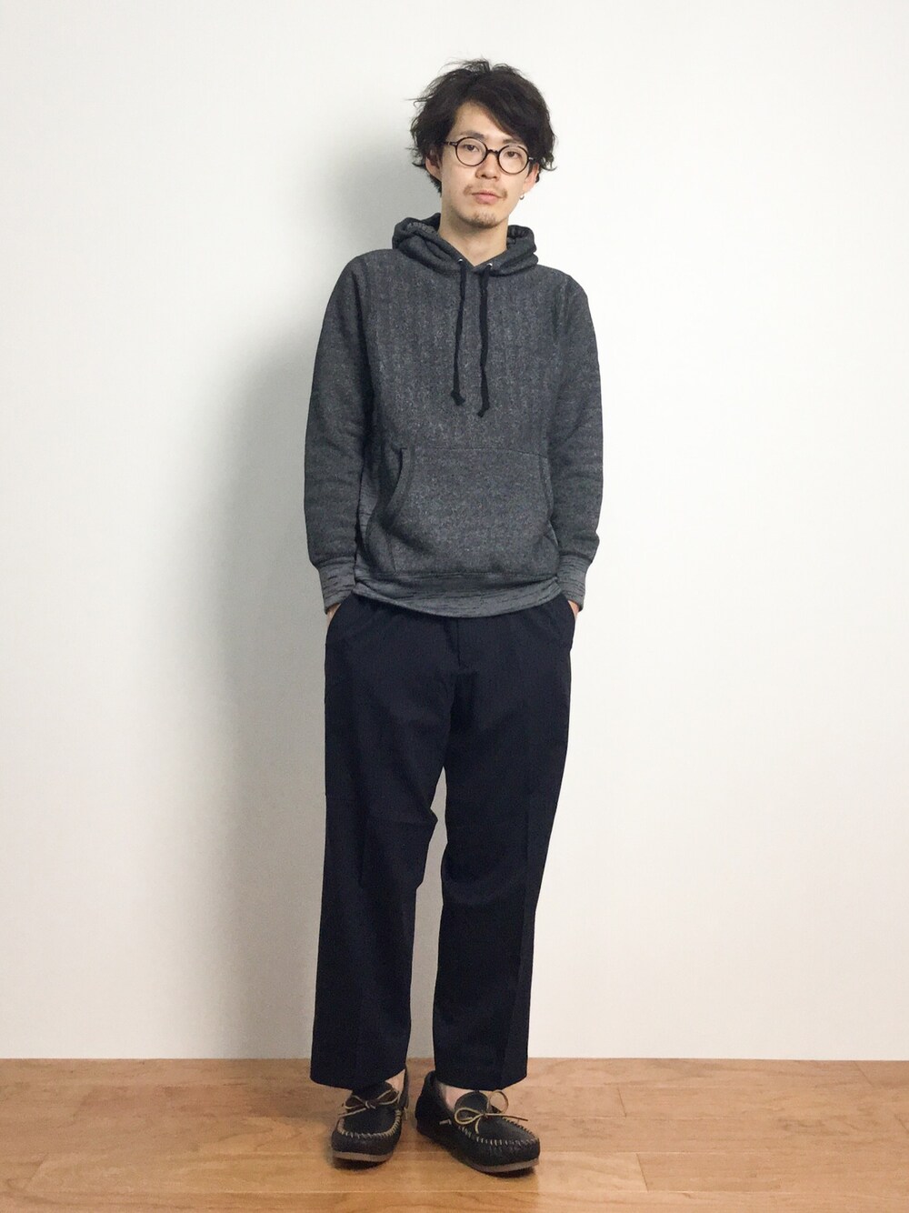 「めがね、秋のコーデ、プルオーバー、ミネトンカ、ワイドパンツ、アンクルパンツ、秋服、秋、パーカー グレー、秋コーデ」｜「FREAK'S STOREの－2015FW－  SWEAT P/O　PK　【MADE　IN CANADA】            （スウェット、ブラック系）」を使った、ナカニシアキラさん（メンズ・172cm）の秋コーディネートの1枚目の写真