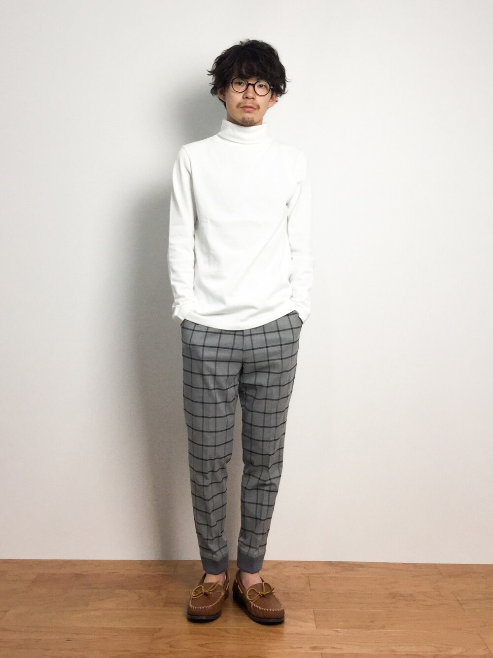 「リブパンツ、スラックス、ミネトンカ、タートルネック、チェックパンツ、モカシン、イージーパンツ、秋、グレーのスラックス」｜「JOURNAL STANDARD relumeの20/2 USAコットン ボーダータートルネック（Tシャツ/カットソー、ホワイト系）」を使った、ナカニシアキラさん（メンズ・172cm）の秋コーディネートの1枚目の写真