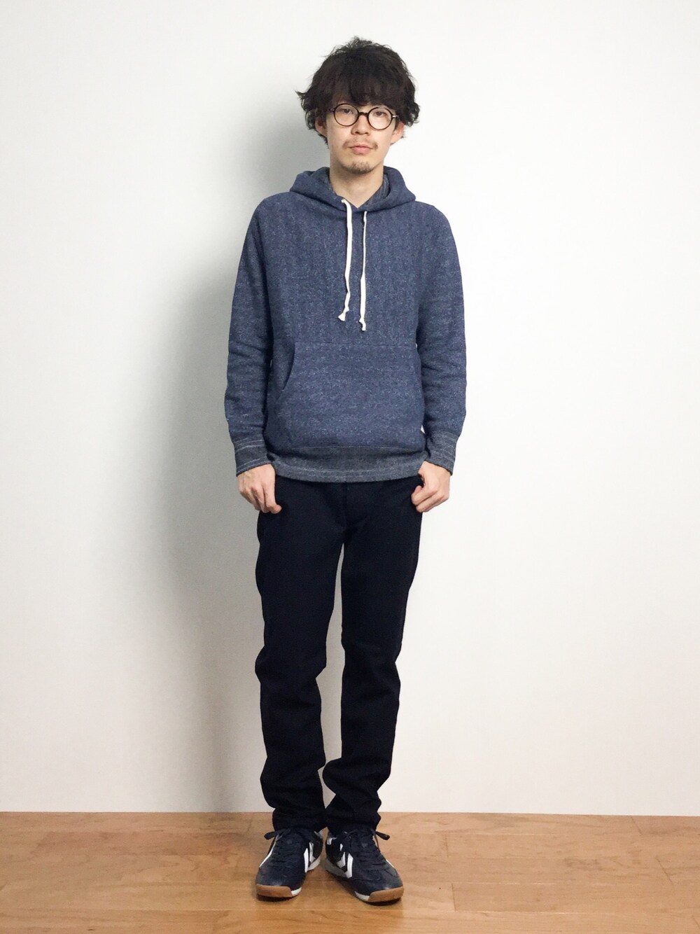 「パーカー、ネイビー、秋のコーデ、プルオーバーパーカー、秋、ヒュンメル、ネイビー×ネイビー、hummel」｜「FREAK'S STOREの－2015FW－INDIGO SWEAT PULLOVER　PARKA 【MADE　IN CANADA】     （パーカー、ブルー系）」を使った、ナカニシアキラさん（メンズ・172cm）の秋コーディネートの1枚目の写真