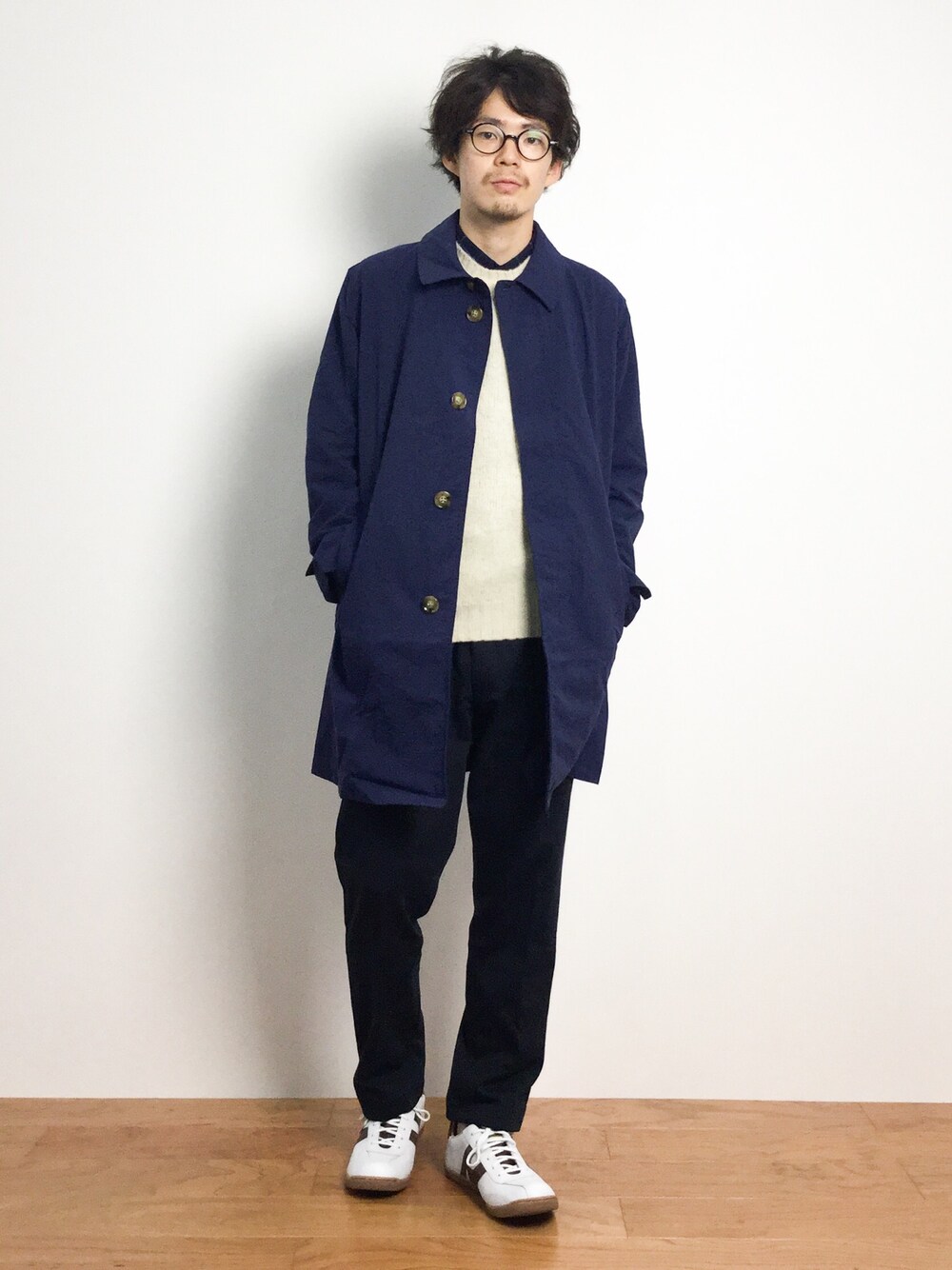 「コート、ニット、ステンカラーコート、白ニット、ホワイトニット、ネイビーコート」｜「FREAK'S STOREのパッカブルステンカラーCOAT（ステンカラーコート、ブルー系）」を使った、ナカニシアキラさん（メンズ・172cm）の秋コーディネートの1枚目の写真