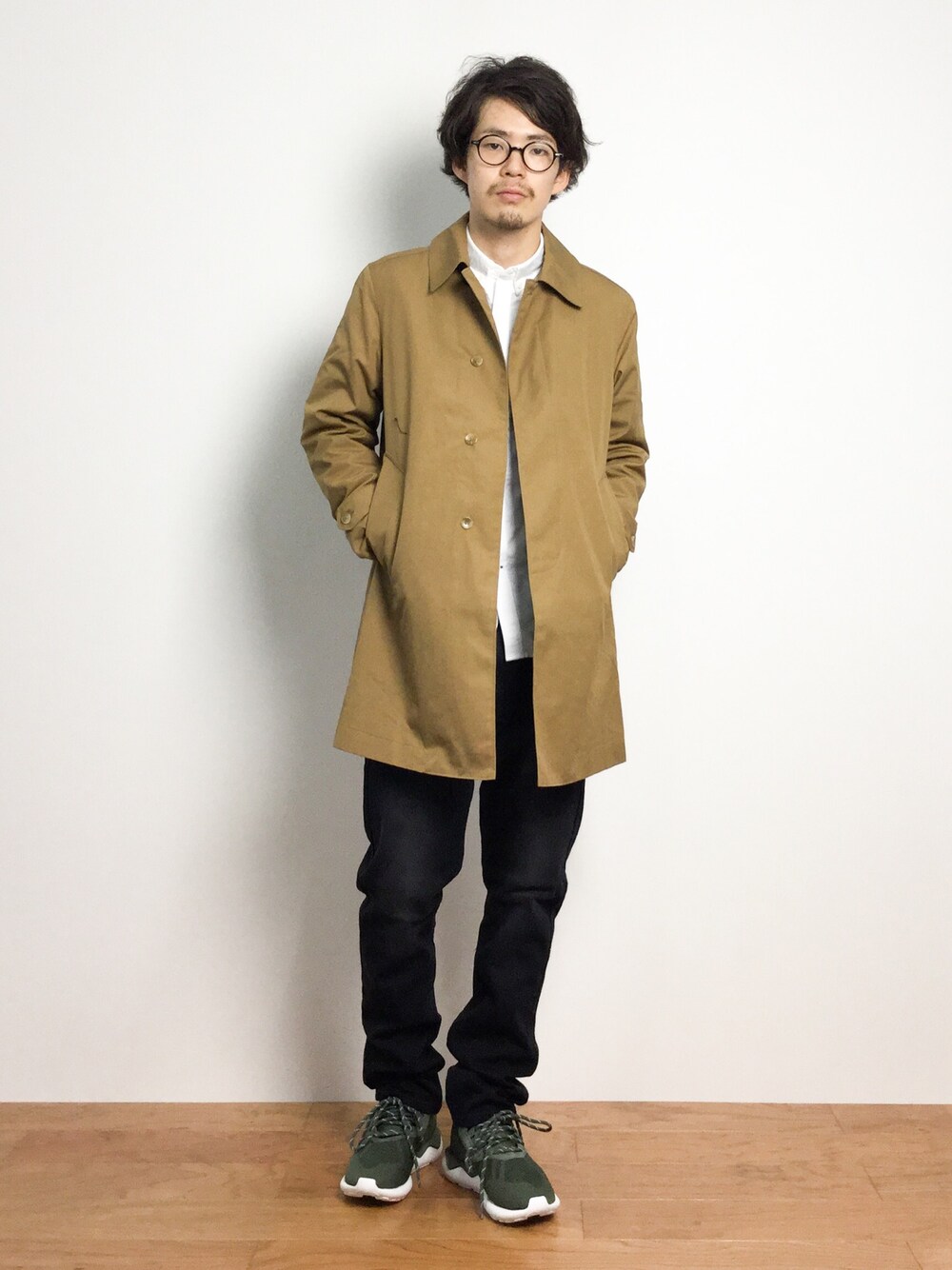 「コート、白シャツ、ステンカラーコート、ベージュのコート、黒パンツ、ベージュコート、ベージュのステンカラーコート」｜「The DUFFER of ST.GEORGEの5PKT SKINNY COLOR PANTS：スキニーカラーパンツ（その他パンツ、ブラック系）」を使った、ナカニシアキラさん（メンズ・172cm）の秋コーディネートの1枚目の写真