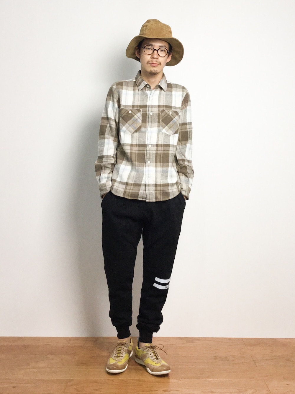 「スウェットパンツ、チェックシャツ、リブパンツ、ハット、スニーカーコーデ、ベージュコーデ、マウンテンハット、ベージュのチェックシャツ」｜「UP STARTのフェイクスウェードマウンテンハット（ハット、ベージュ系）」を使った、ナカニシアキラさん（メンズ・172cm）の秋コーディネートの1枚目の写真