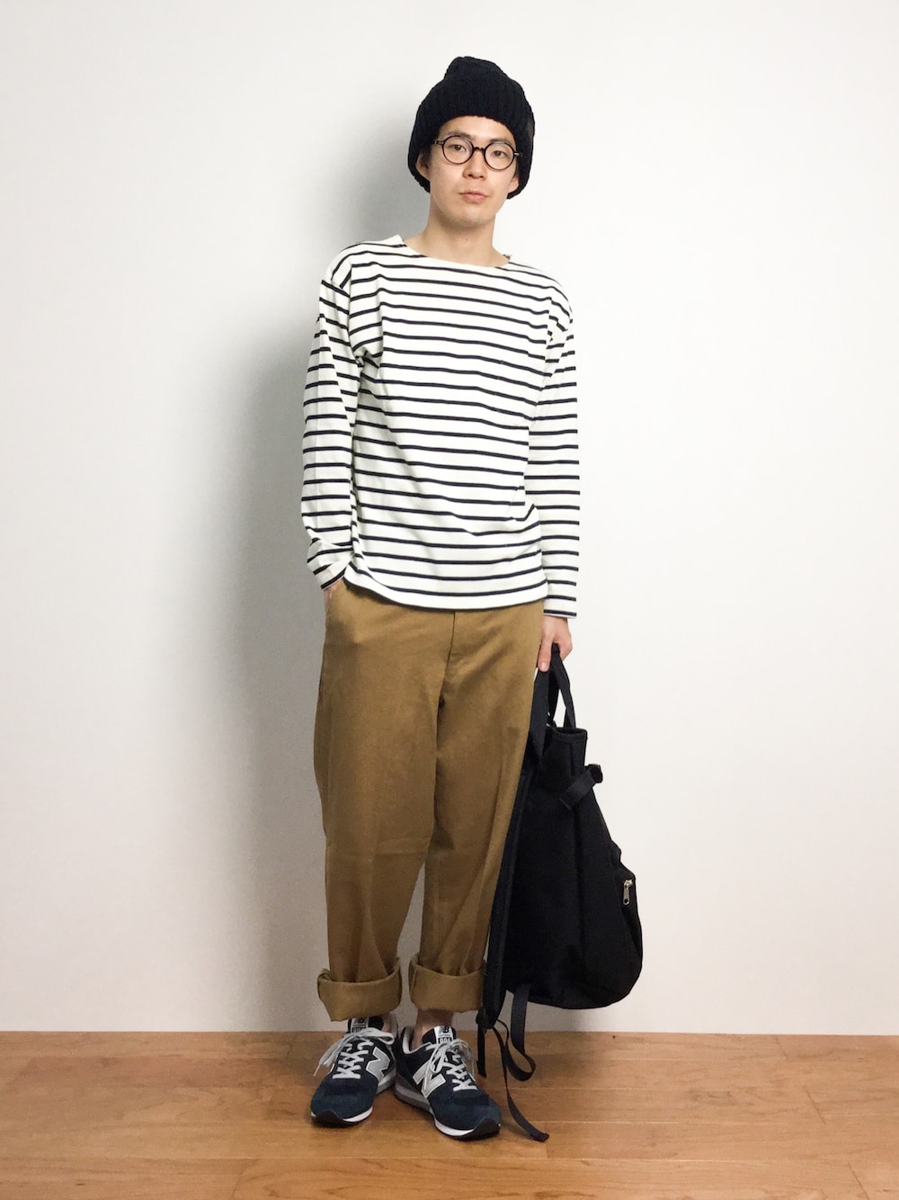 「バックパック、ニット帽、ニューバランス、PORTER、ボーダートップス、ベージュパンツ、ボーダーカットソー、ドロップショルダー、ボーダーTシャツ、ニューバランス996」｜「NANO universeのMighty Shine(マイティシャイン)/Jagger Cloud CableWatch（ニットキャップ/ビーニー、ブラック系）」を使った、ナカニシアキラさん（メンズ・172cm）の秋コーディネートの1枚目の写真