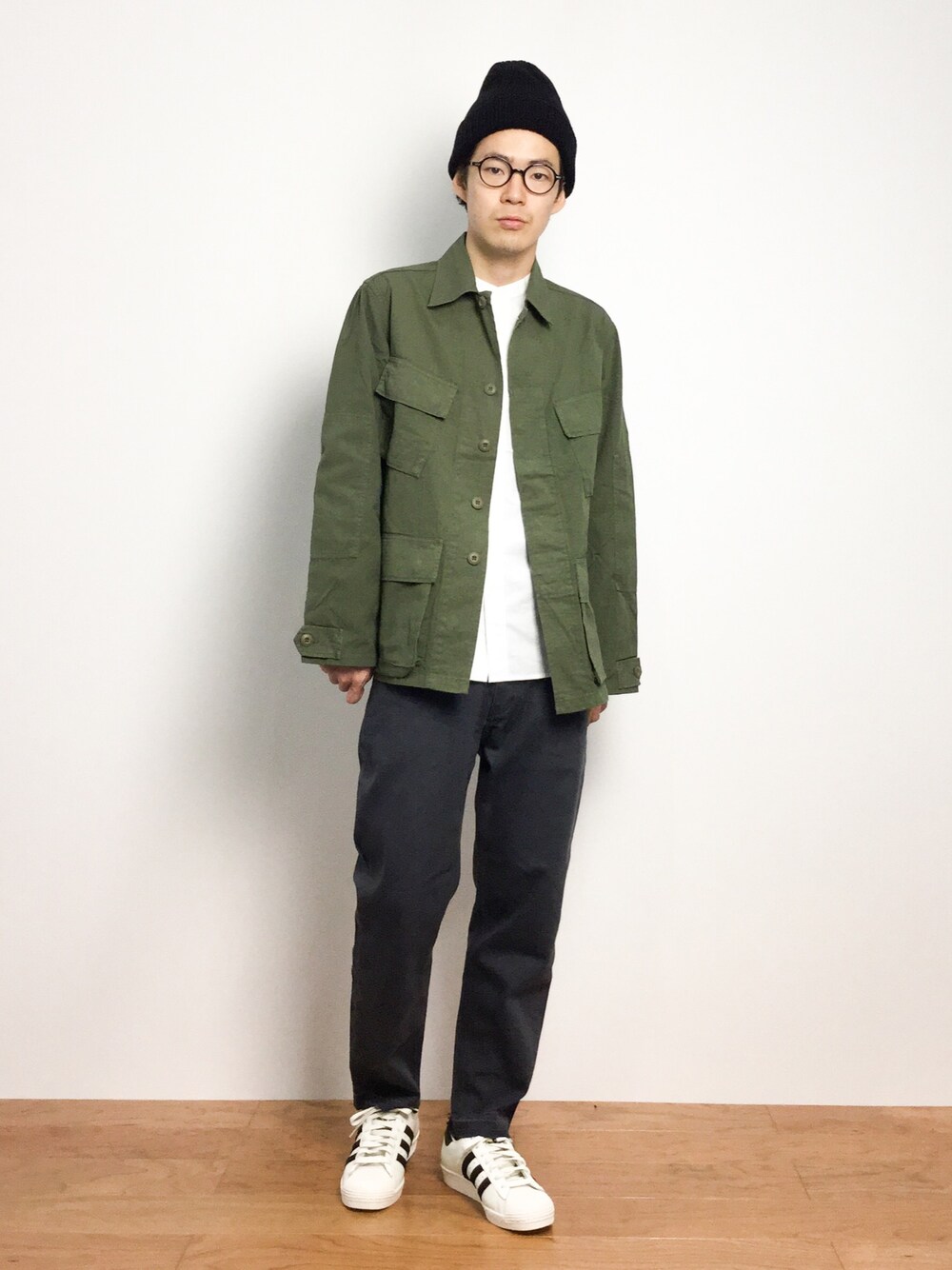 「ニット帽、ニットキャップ、カーキ、カーキアウター、秋服、黒ニット帽、スーパースター」｜「FREAK'S STOREのリップストップジャングルファティーグシャツ               （シャツ/ブラウス、グリーン系）」を使った、ナカニシアキラさん（メンズ・172cm）の秋コーディネートの1枚目の写真
