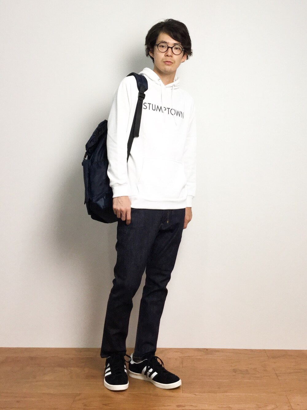 「バックパック、リュック、パーカー、プルオーバーパーカー、アンクルパンツ、秋服、白パーカー、ホワイトパーカー、アンクルデニム」｜「n(n) BY NUMBER (N)INEのテーパードパンツアンクルカット _ストレッチデニム(リジット)（デニムパンツ、ブルー系）」を使った、ナカニシアキラさん（メンズ・172cm）の秋コーディネートの1枚目の写真