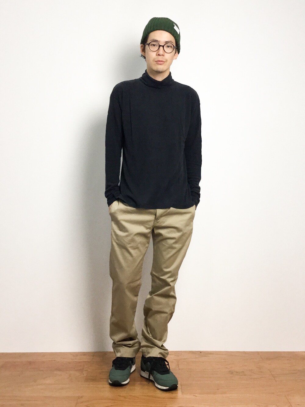 「スニーカー、ニット帽、チノパン、めがね、ニットキャップ、タートルネック、チノパンツ、ベージュのチノパン」｜「NANO universeのasics/ GEL-LYTE3（スニーカー、グリーン系）」を使った、ナカニシアキラさん（メンズ・172cm）の秋コーディネートの1枚目の写真