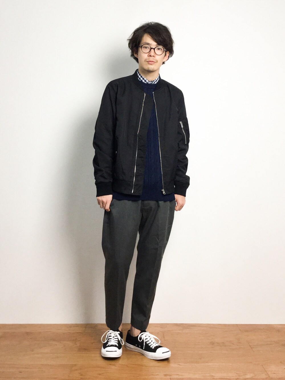 「MA-1、ネイビー、MA1、ケーブルニット、ジャックパーセル、アンクルパンツ、グレーパンツ、ネイビーニット」｜「417 EDIFICEのT/C ツイルイージーアンクルパンツ（その他パンツ、グレー系）」を使った、ナカニシアキラさん（メンズ・172cm）の秋コーディネートの1枚目の写真