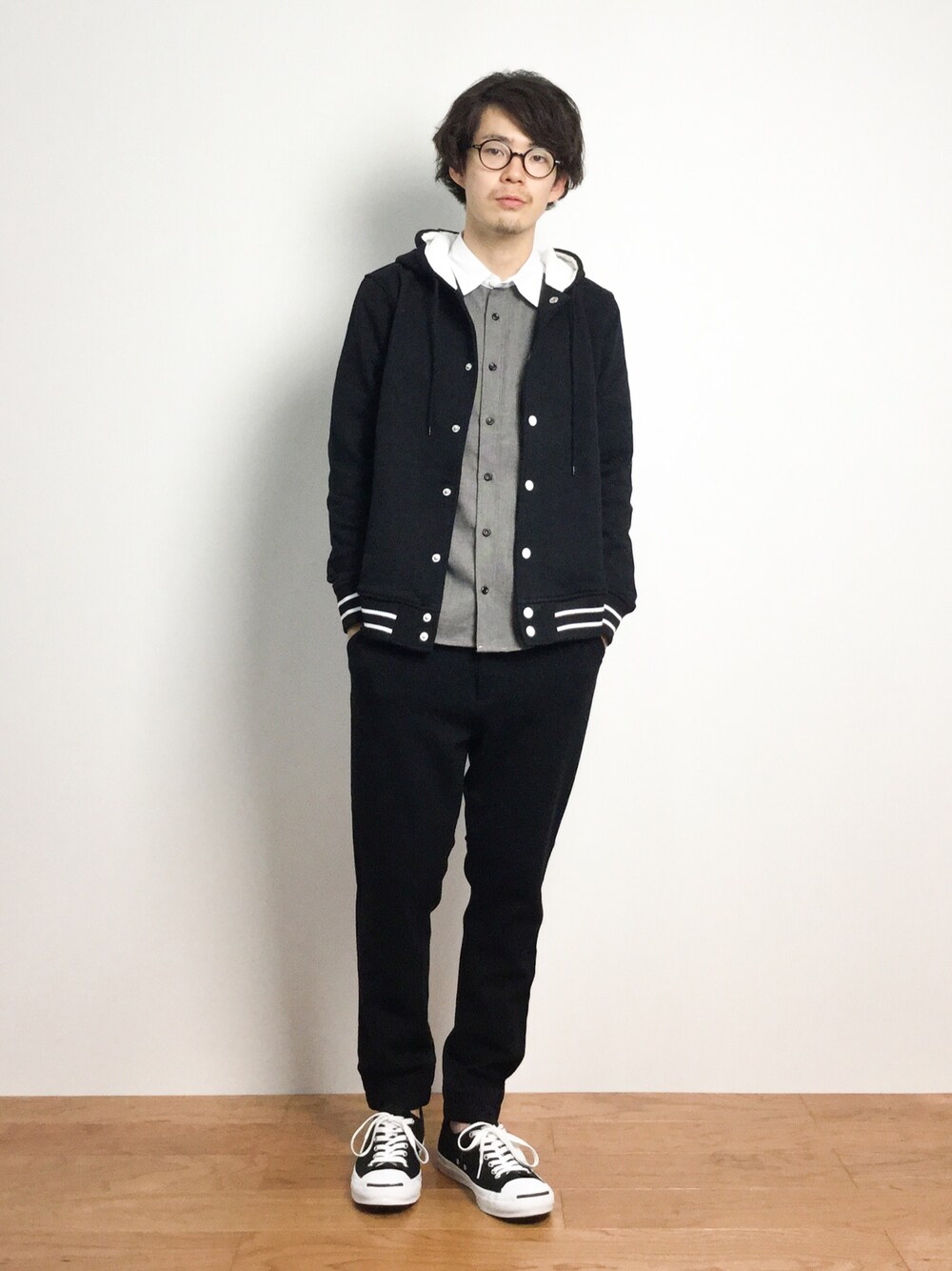 「スタジャン、リブパンツ、フード付きアウター、ジャックパーセル、黒パンツ」｜「WEGOのWEGO/フードスウェットスタジャン（スタジャン、ブラック系）」を使った、ナカニシアキラさん（メンズ・172cm）の秋コーディネートの1枚目の写真
