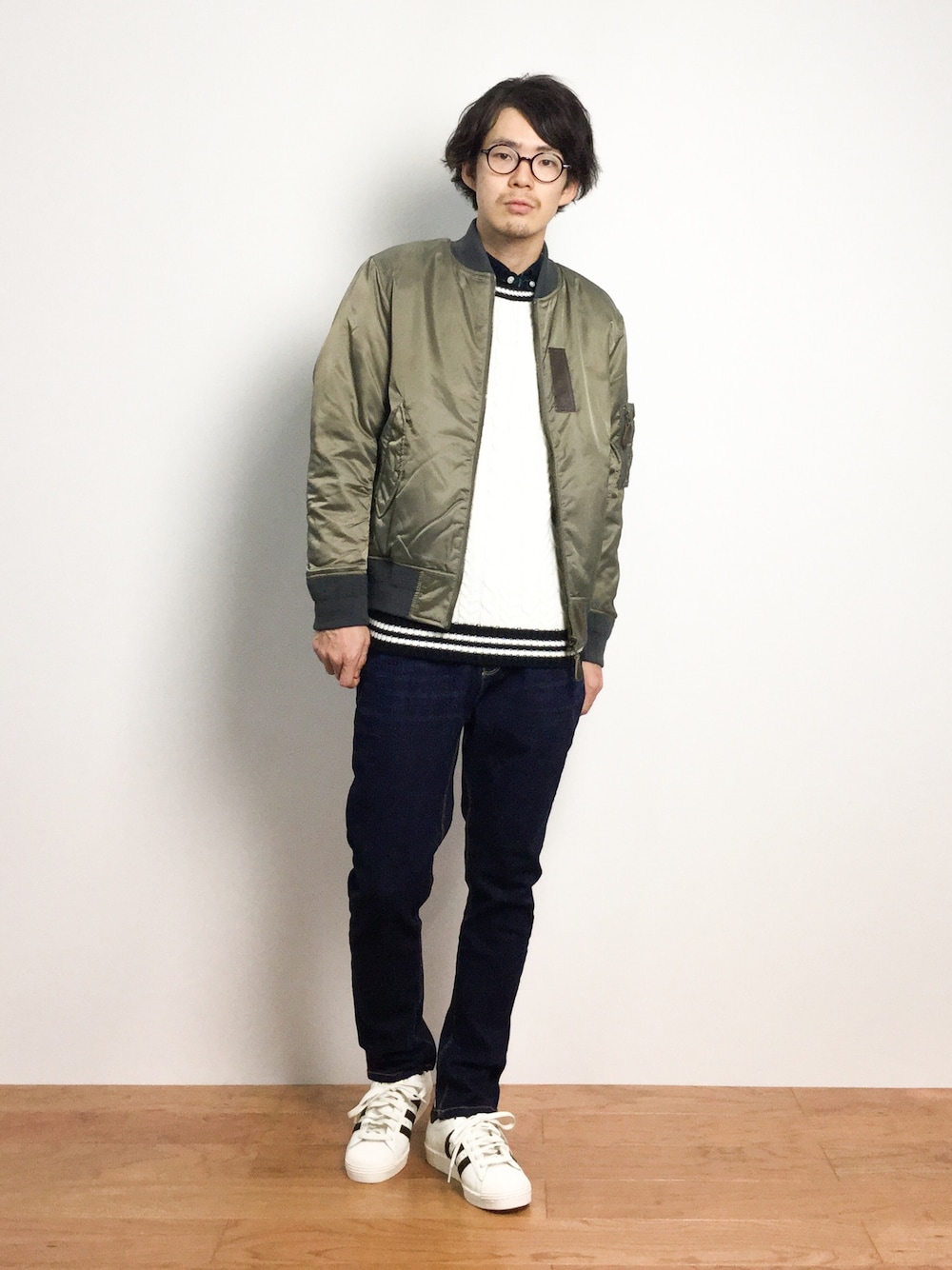 「ニット、セーター、MA-1、MA1、ケーブルニット、冬コーデ、白ニット、ホワイトニット、スーパースター」｜「FREAK'S STOREの－2015FW－  REVERSIBLE MA-1                 （MA-1、グレー系）」を使った、ナカニシアキラさん（メンズ・172cm）の秋コーディネートの1枚目の写真