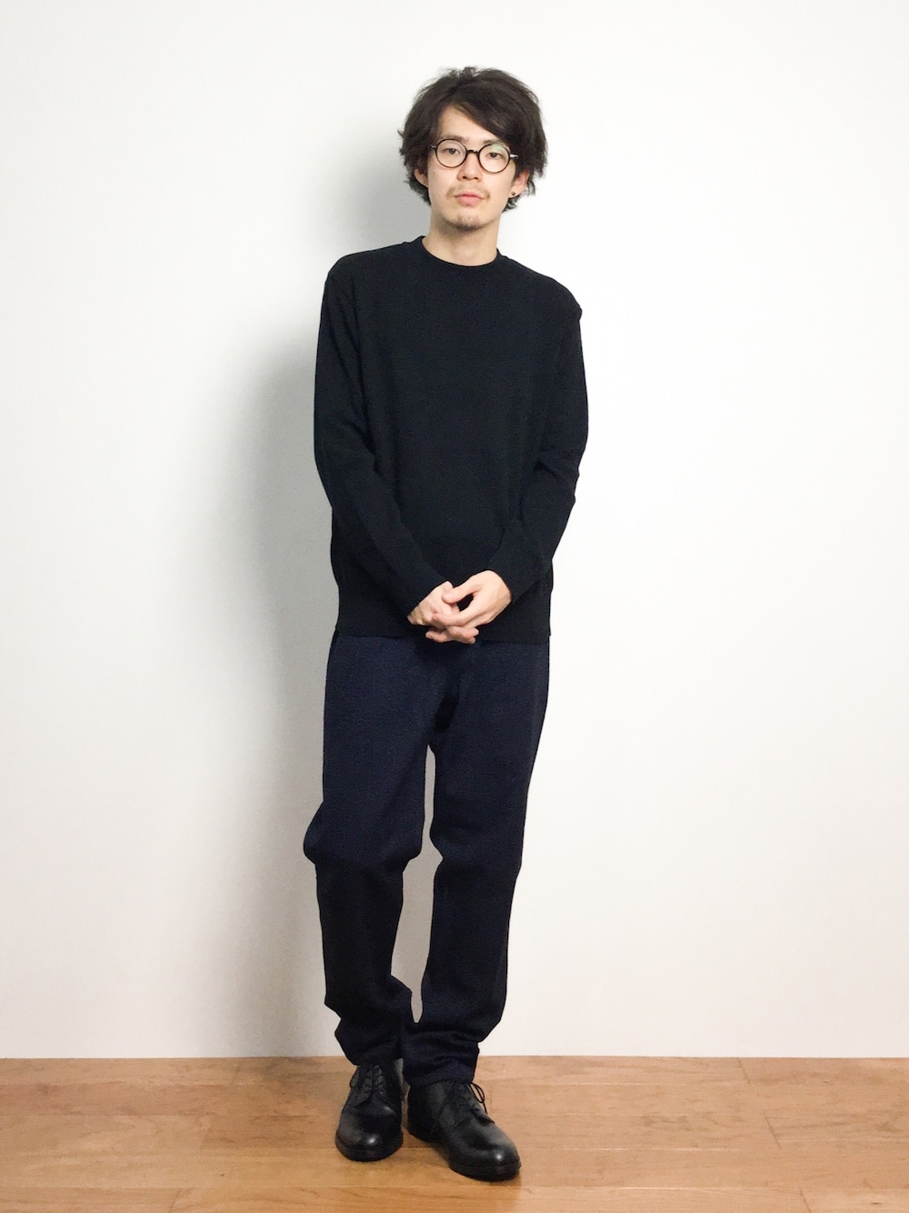 「ニット、シンプル、革靴、黒ニット、秋コーデ、ブラックニット、無地ニット」｜「HEAD PORTERのEASY PANTS（その他パンツ、ブルー系）」を使った、ナカニシアキラさん（メンズ・172cm）の秋コーディネートの1枚目の写真