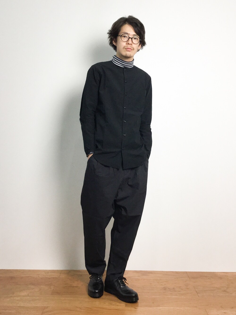 「ノーカラー、タートルネック、ワイドパンツ、革靴、黒シャツ、ノーカラーシャツ、秋コーデ」｜「abilityのPD11-9000 MENS（レインシューズ、ブラック系）」を使った、ナカニシアキラさん（メンズ・172cm）の秋コーディネートの1枚目の写真