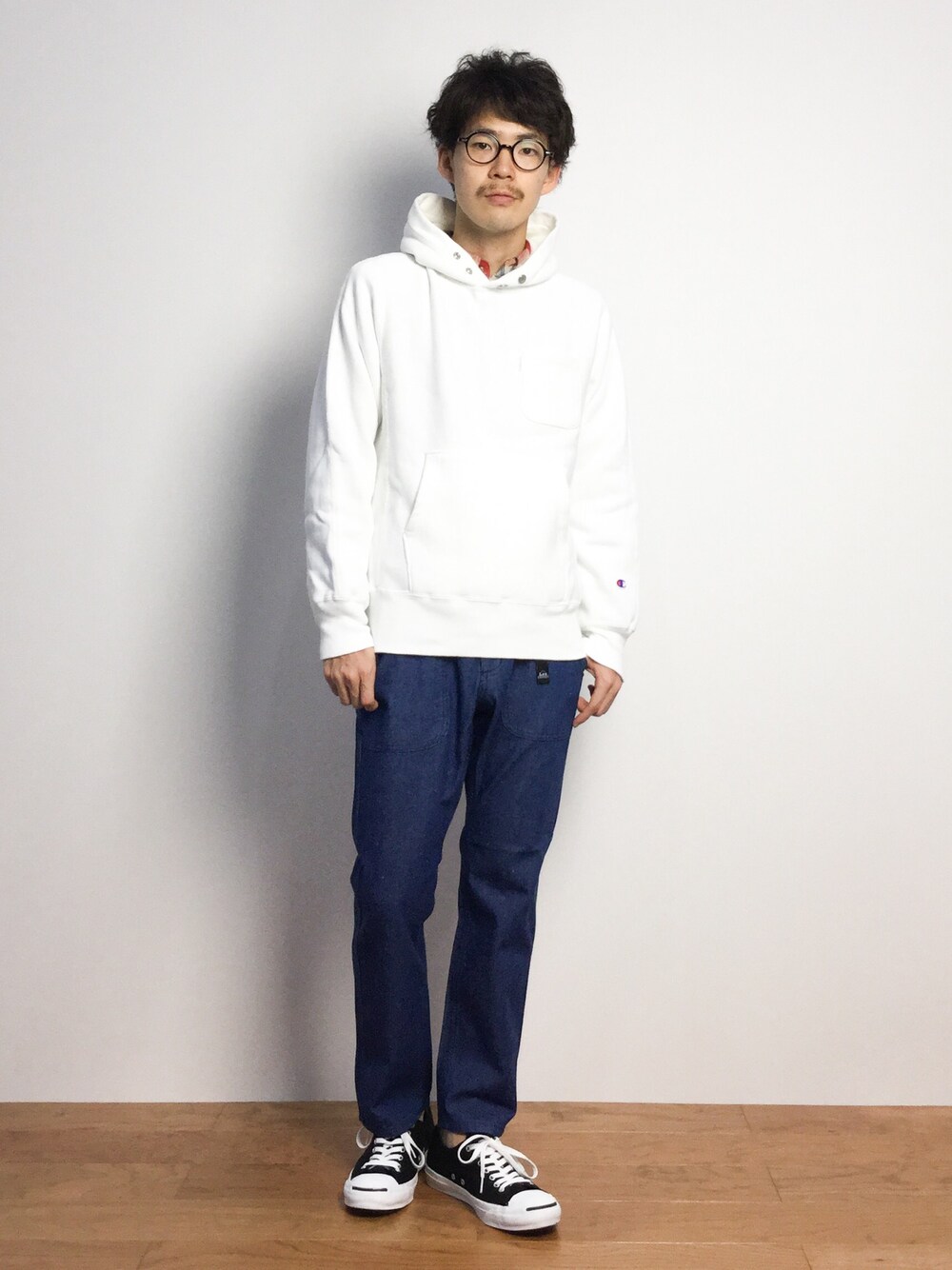 「パーカー、プルオーバーパーカー、ジャックパーセル、クライミングパンツ、白パーカー、ホワイトパーカー」｜「URBAN RESEARCH DOORS MENSのChampion × Mt Design 3776　RW SWEAT PARKA（スウェット、ホワイト系）」を使った、ナカニシアキラさん（メンズ・172cm）の秋コーディネートの1枚目の写真