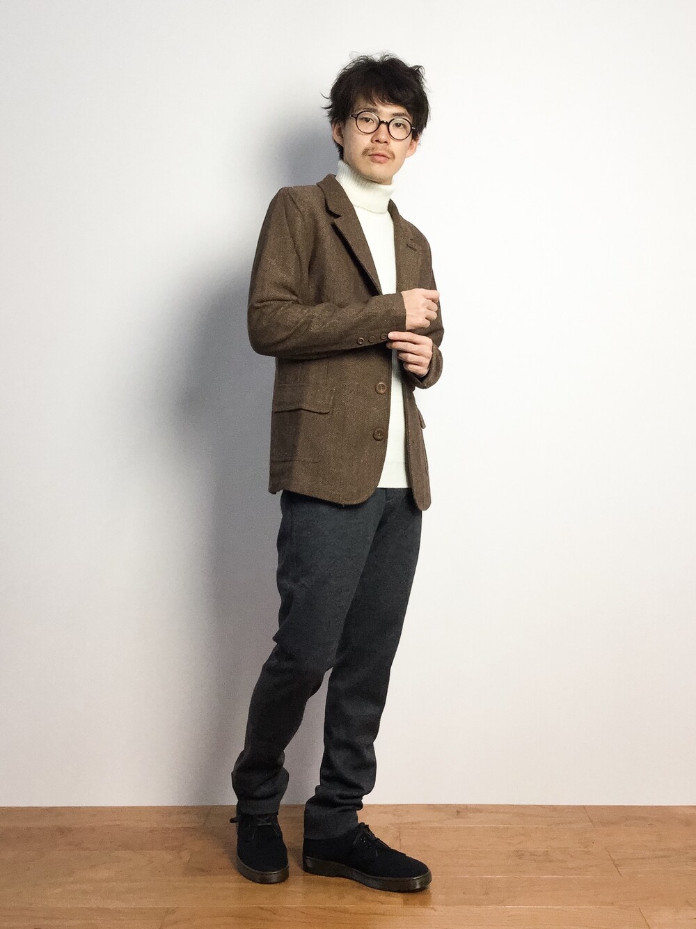 「ニット、ジャケット、テーラードジャケット、Dr.Martens、ウールパンツ、タートルネック、白ニット、タートルネックニット、ホワイトニット、グレーパンツ」｜「BRTH BREATHのツィードテーラードジャケット（テーラードジャケット、ブラウン系）」を使った、ナカニシアキラさん（メンズ・172cm）の秋コーディネートの1枚目の写真