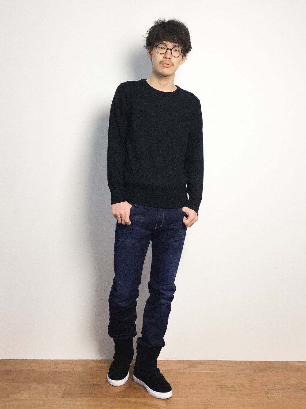 「ニット、ブーツ、ジーンズ、デニムパンツ、ブーツイン、ジーパン、黒ニット」｜「STUDIOUSの【クーポン期間限定タイムセール】STUDIOUS 定番12ozシェービングデニム MADE IN JAPAN.（デニムパンツ、ブルー系）」を使った、ナカニシアキラさん（メンズ・172cm）の秋コーディネートの1枚目の写真