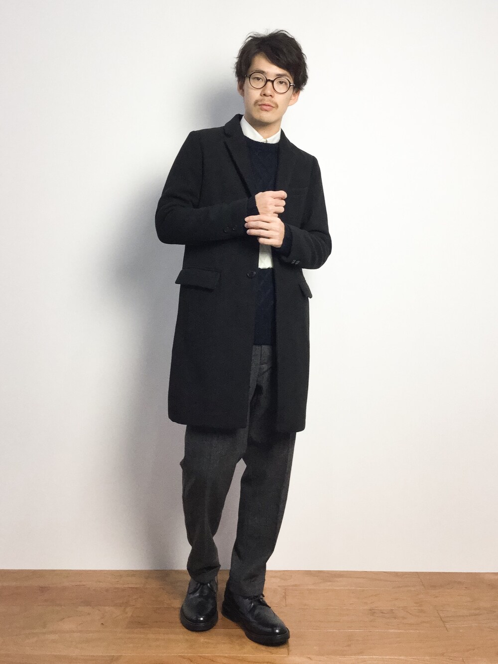 「チェスターコート、ロングコート、革靴、グレーパンツ、黒コート、黒チェスターコート」｜「BLISS POINTのガライージートラウザー/570118（その他パンツ、グレー系）」を使った、ナカニシアキラさん（メンズ・172cm）の秋コーディネートの1枚目の写真