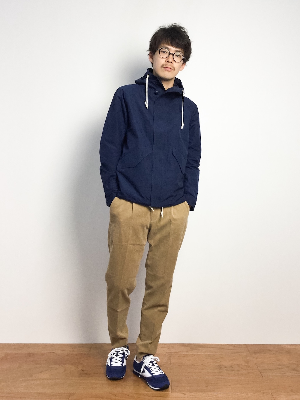 「スニーカー、コーデュロイ、マウンテンパーカー、コーデュロイパンツ、ベージュパンツ、brooks、ネイビーアウター、ブルックス」｜「NANO universeの40/60クロスマウンテンPK（マウンテンパーカー、ブルー系）」を使った、ナカニシアキラさん（メンズ・172cm）の秋コーディネートの1枚目の写真