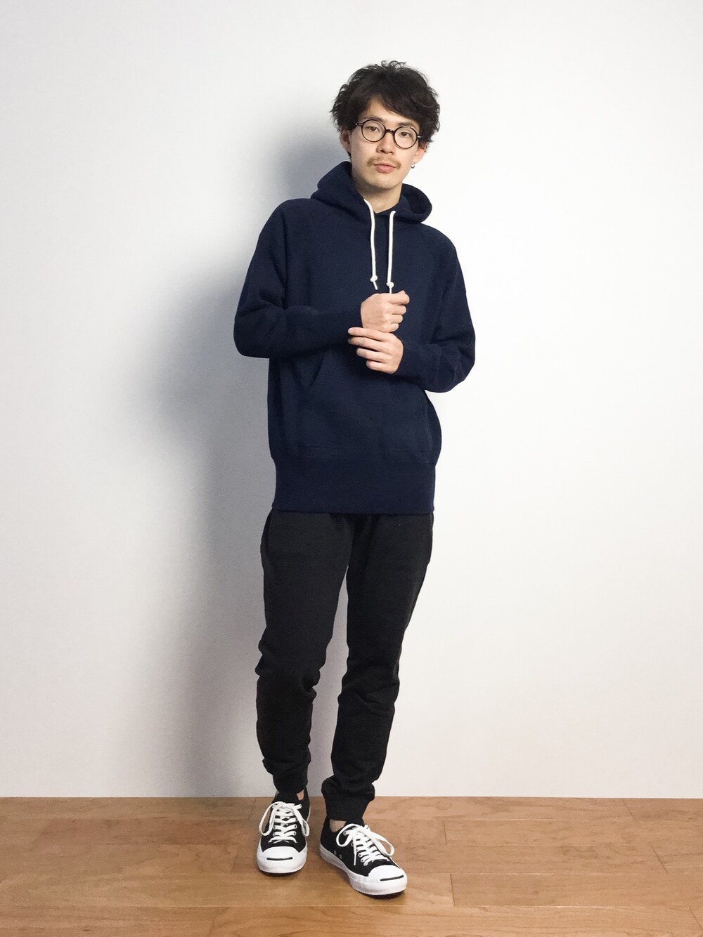 「パーカー、リブパンツ、プルオーバーパーカー、ネイビーパーカー、ネイビーのパーカー」｜「Steven Alanの＜Steven Alan＞ JPN VINTAGE URAKE PT/ﾊﾟﾝﾂ（その他パンツ、ブラック系）」を使った、ナカニシアキラさん（メンズ・172cm）の秋コーディネートの1枚目の写真