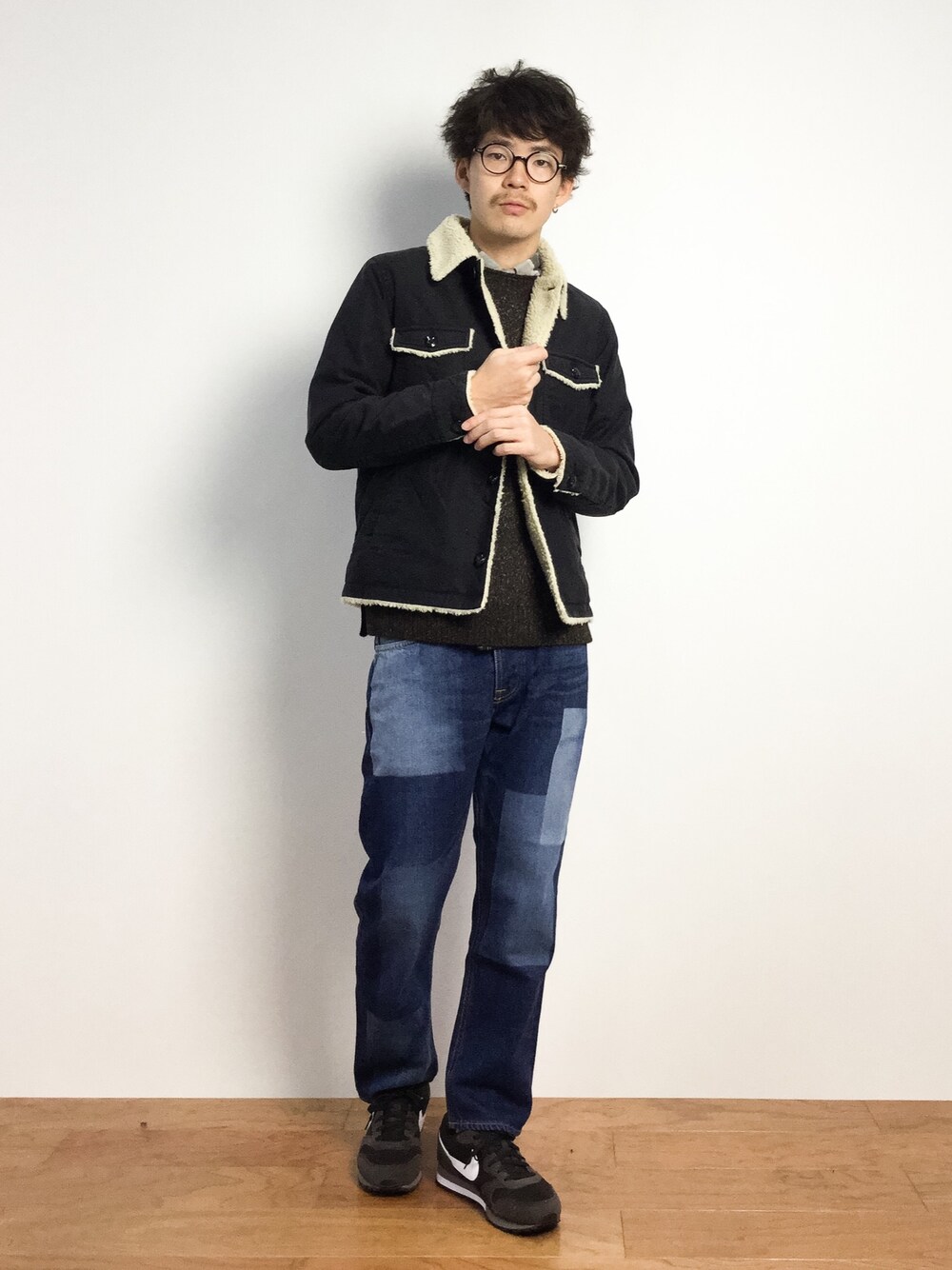 「スニーカー、ニット、ナイキスニーカー、シャツ×ニット、ボアジャケット、ブラウンニット」｜「BEAMSの＜WEB限定＞BEAMS / NEW STANDARD ミリタリー ボアジャケット　（ブルゾン、ブラック系）」を使った、ナカニシアキラさん（メンズ・172cm）の秋コーディネートの1枚目の写真