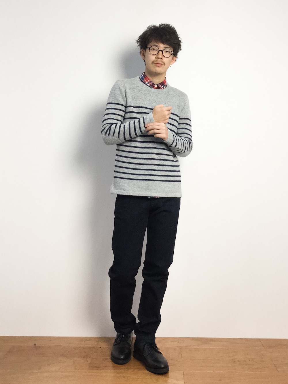 ブルー系のデニムパンツ、グレー系のニット/セーターを着用したメンズの秋コーディネートの1枚目の写真