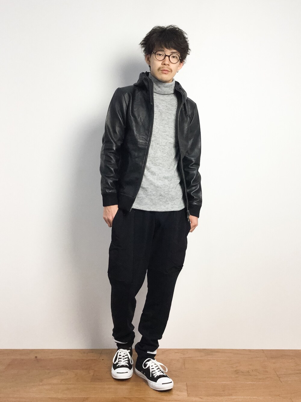 「レザージャケット、リブパンツ、タートルネック、レザーアウター、ジョガーパンツ、タートルネックカットソー」｜「CIAOPANICの《WEB限定》hardcover/フードレザージャケット（ライダースジャケット、ブラック系）」を使った、ナカニシアキラさん（メンズ・172cm）の秋コーディネートの1枚目の写真