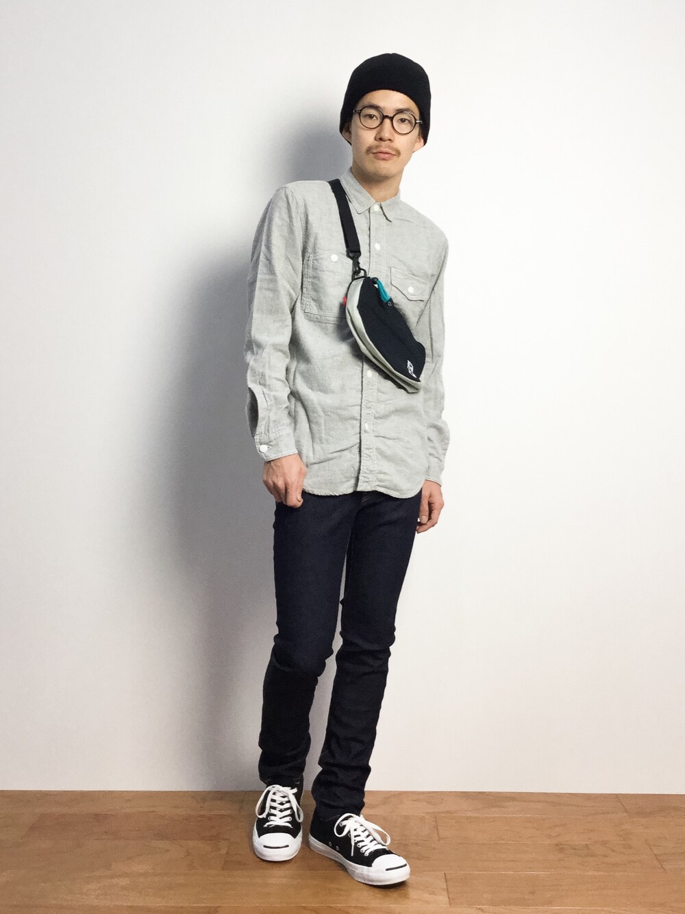 「シャツ、スキニーパンツ、ニット帽、ショルダーバッグ、ニットキャップ、ミニショルダー、ジャックパーセル、スキニーデニム、グレーシャツ、グレーのシャツ」｜「BEAUTY&YOUTH UNITED ARROWSの＜GRILLO×BY＞ FLEECE CAP/ニットキャップ（ニットキャップ/ビーニー、ブラック系）」を使った、ナカニシアキラさん（メンズ・172cm）の秋コーディネートの1枚目の写真