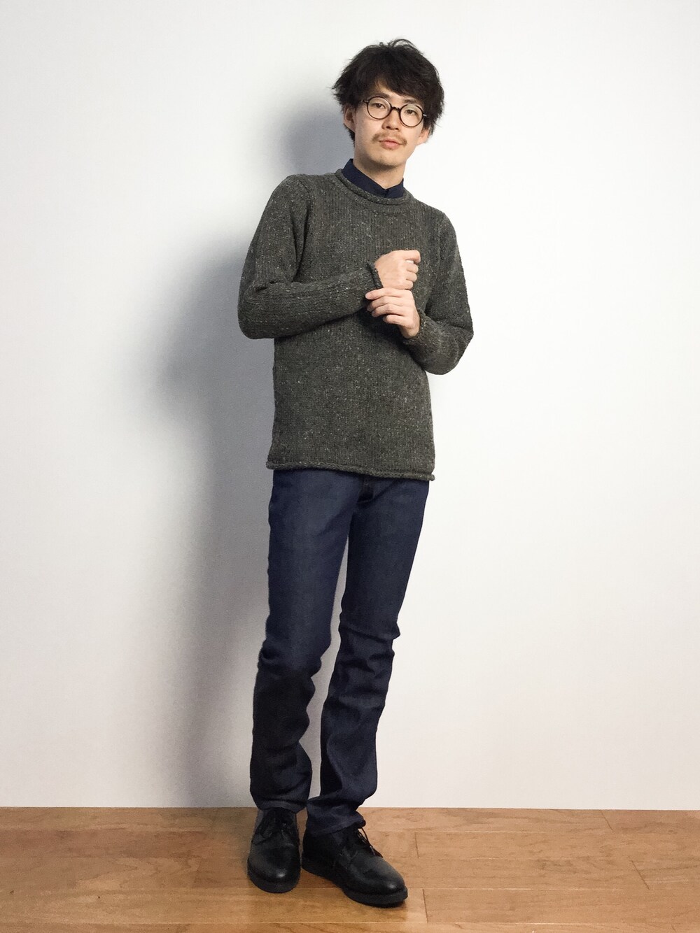 ブルー系のその他パンツ、イエロー系のニット/セーターを着用したメンズの秋コーディネートの1枚目の写真