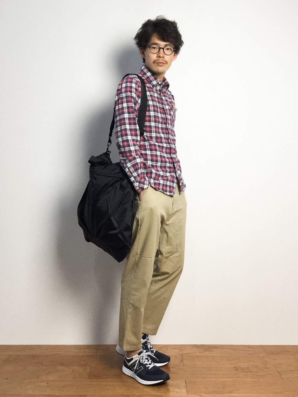「チェックシャツ、ショルダーバッグ、ニューバランス、ベージュパンツ、アンクルパンツ、赤ﾁｪｯｸｼｬﾂ」｜「ROTHCOのUR SELECT FLYERS HELMET SD BAG（ショルダーバッグ、ブラック系）」を使った、ナカニシアキラさん（メンズ・172cm）の秋コーディネートの1枚目の写真