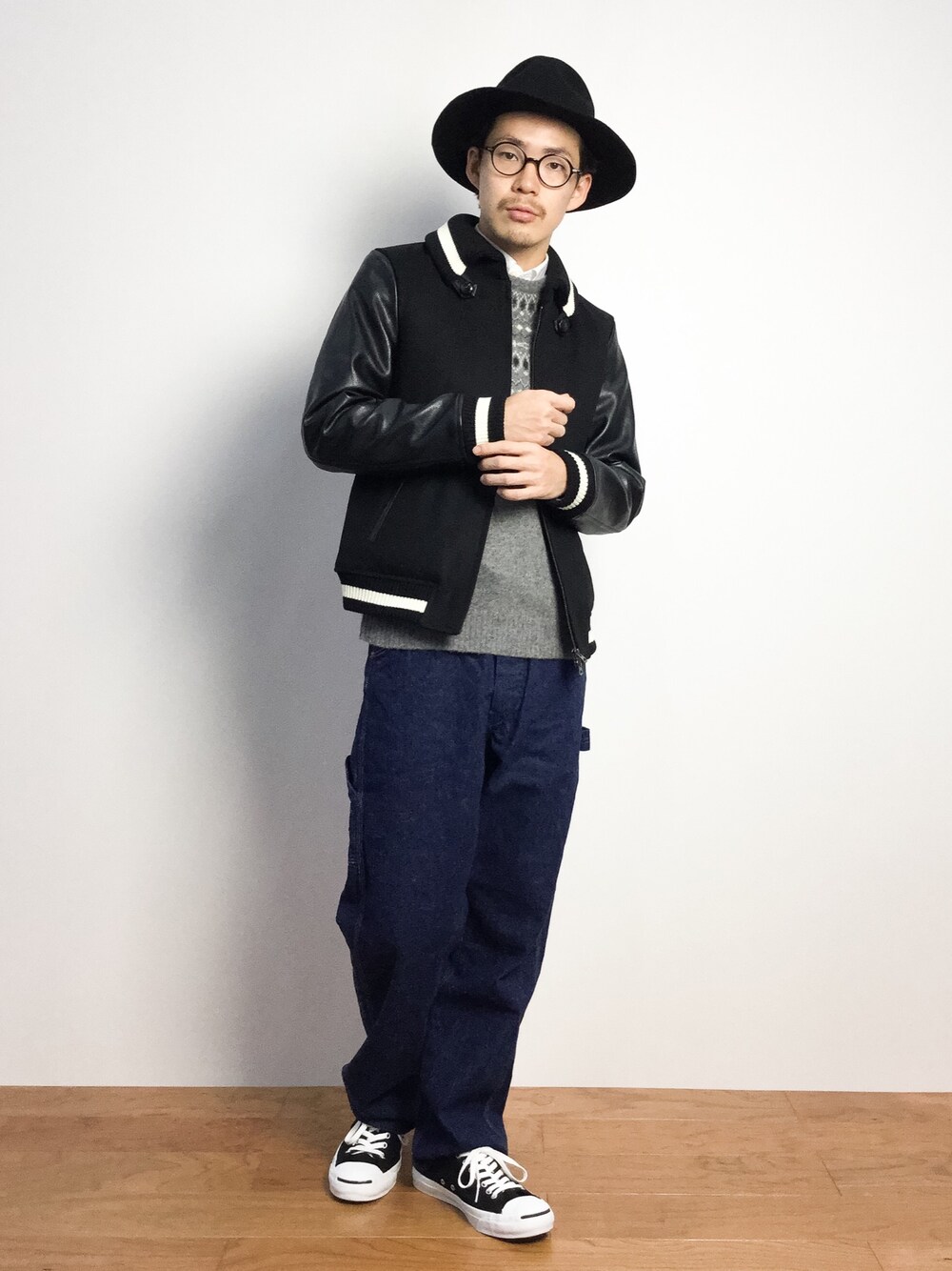 「スタジャン、ハット、ワイドパンツ、ジャックパーセル、ペインターパンツ、ツバ広ハット、ワイドデニム、黒ハット、フェルトハット、ドンキースタジャン」｜「green label relaxingのFELT ブリムハット（ハット、ブラック系）」を使った、ナカニシアキラさん（メンズ・172cm）の秋コーディネートの1枚目の写真