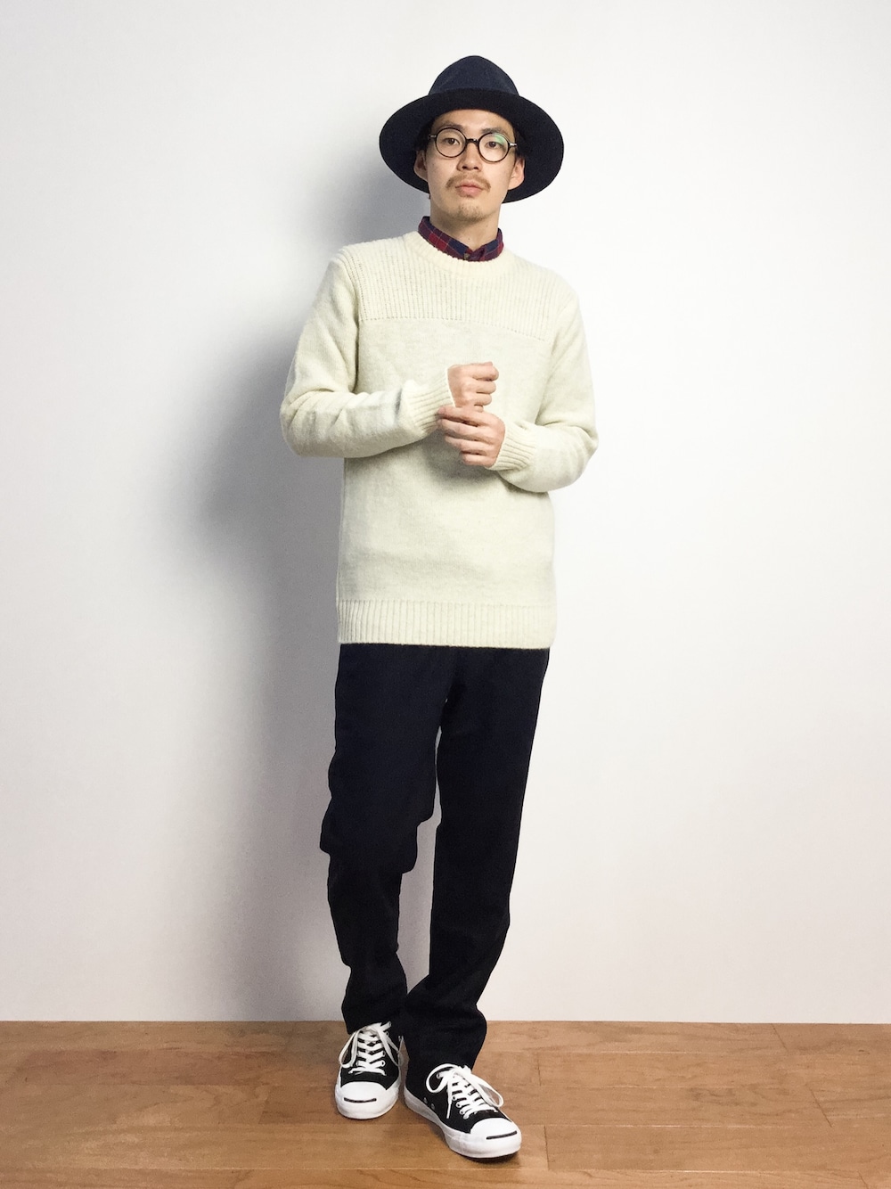 「ニット、ハット、白ニット、シャツ×ニット、ジャックパーセル、ホワイトニット、中折れハット、ネイビーハット」｜「COMME CA ISMのツイード中折れハット（メンズ）（ハット、ブルー系）」を使った、ナカニシアキラさん（メンズ・172cm）の秋コーディネートの1枚目の写真