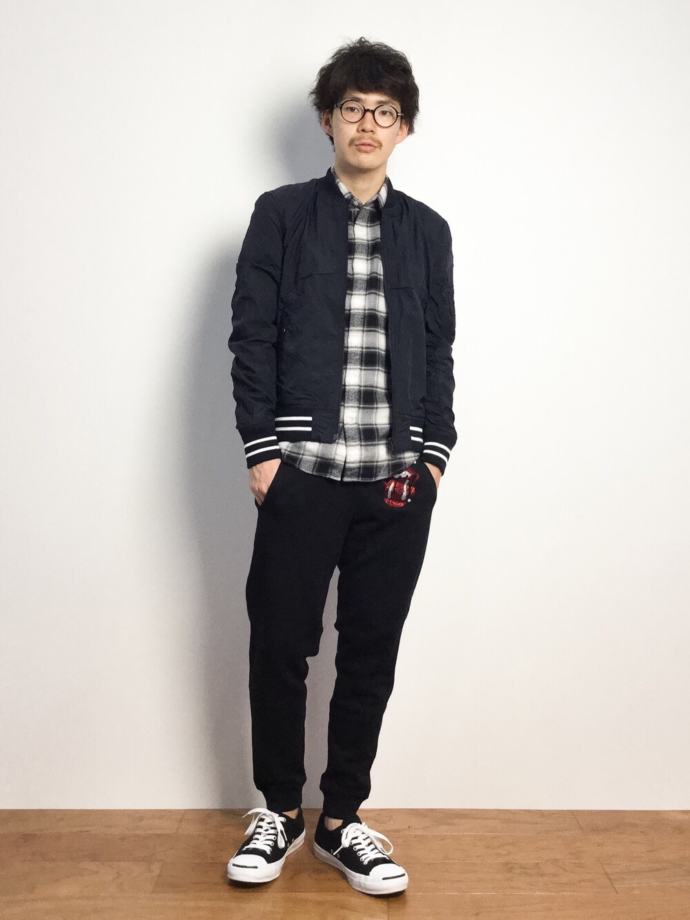 「スウェットパンツ、チェックシャツ、MA-1、リブパンツ、MA1、ナイロンジャケット、ジャックパーセル」｜「MEN'S BIGIの【山本裕典さん着用 smart(スマート)5月号 P43掲載商品】MA-1/ナイロンミリタリージャケット（MA-1、ブラック系）」を使った、ナカニシアキラさん（メンズ・172cm）の秋コーディネートの1枚目の写真