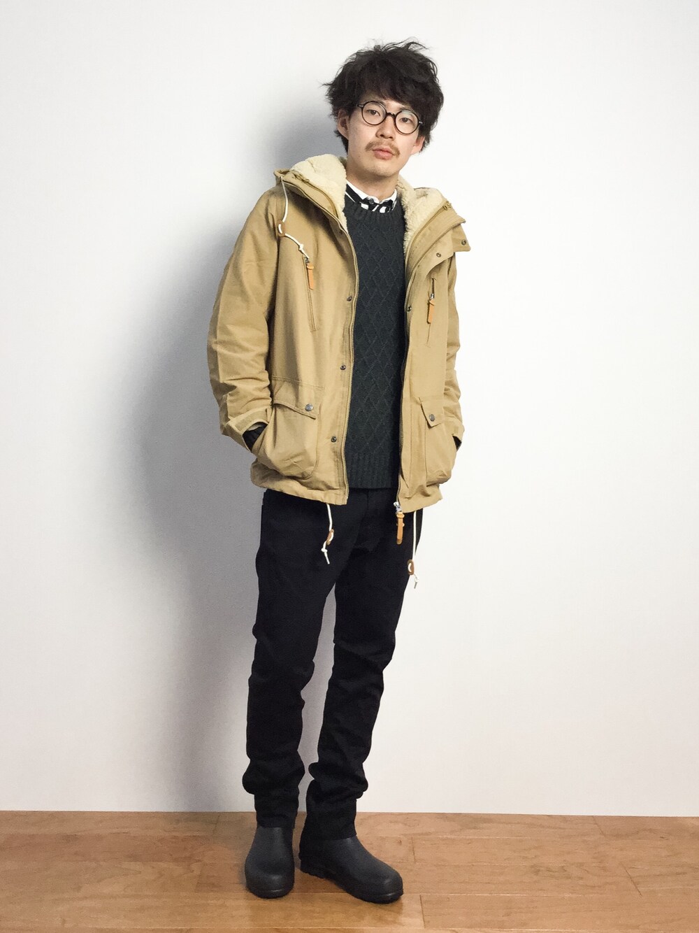 「マウンテンパーカー、ブーツ、レインブーツ、HUNTER、黒パンツ、ハンター」｜「URBAN RESEARCHのURコットンサテンストレッチテーパードパンツ（その他パンツ、ブラック系）」を使った、ナカニシアキラさん（メンズ・172cm）の秋コーディネートの1枚目の写真