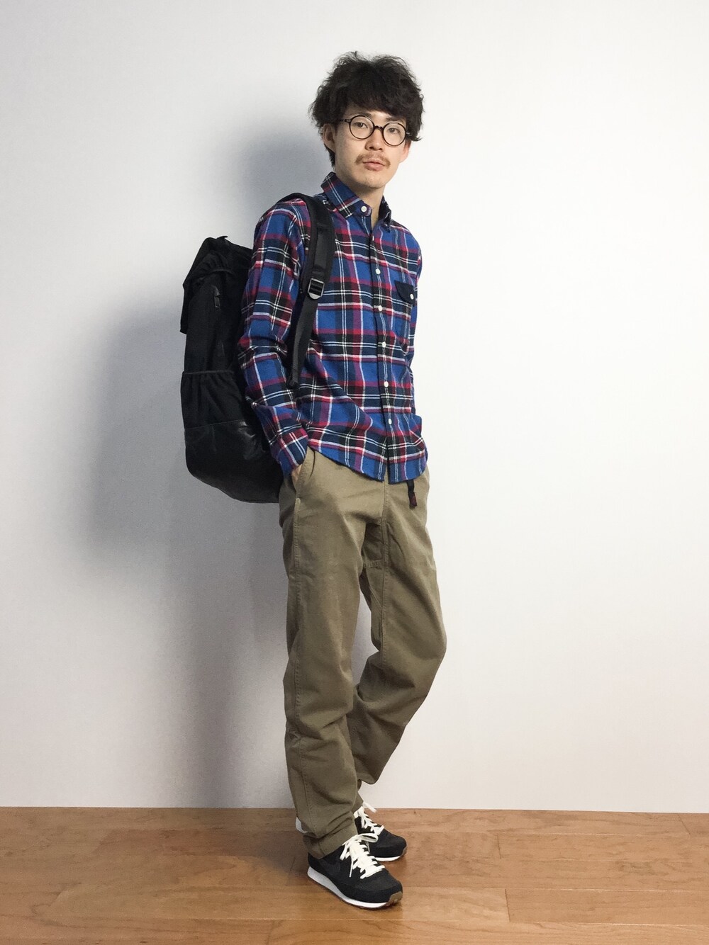 「バックパック、チェックシャツ、リュック、ナイキスニーカー、黒リュック、ベージュパンツ、青チェック、青チェックシャツ」｜「CIAOPANICの【Ciaopanic】　NYLONFLAPBACKPACK（バックパック/リュック、ブラック系）」を使った、ナカニシアキラさん（メンズ・172cm）の秋コーディネートの1枚目の写真
