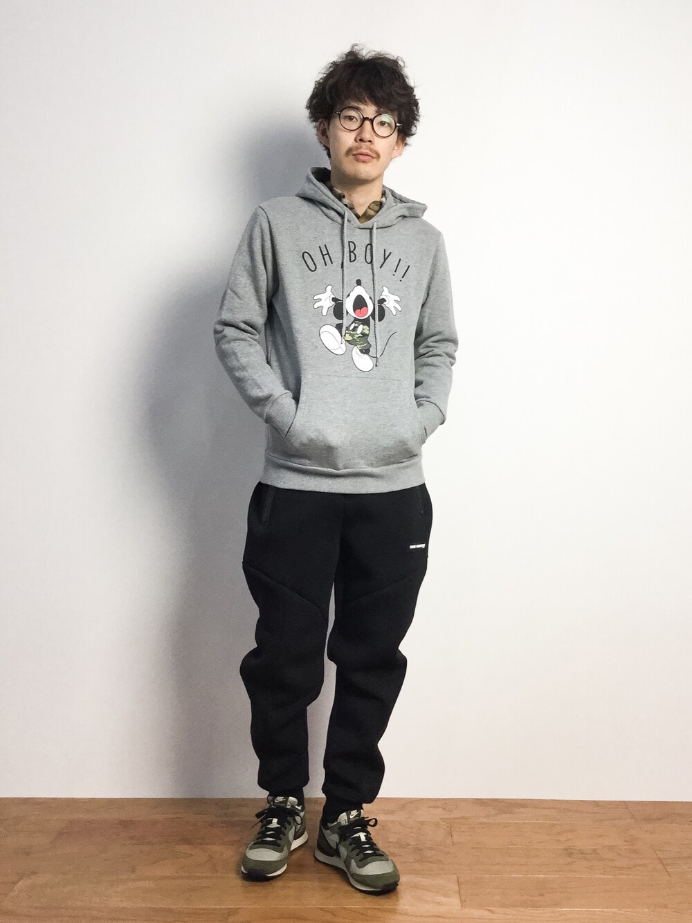「リブパンツ、ミッキー、ナイキスニーカー、ボンディング、ディズニー、ミッキーマウス、黒パンツ、ディズニーコーデ、ボンディングパンツ」｜「NIKEのNIKE/ナイキ インターナショナリスト 631754（スニーカー、グリーン系）」を使った、ナカニシアキラさん（メンズ・172cm）の秋コーディネートの1枚目の写真