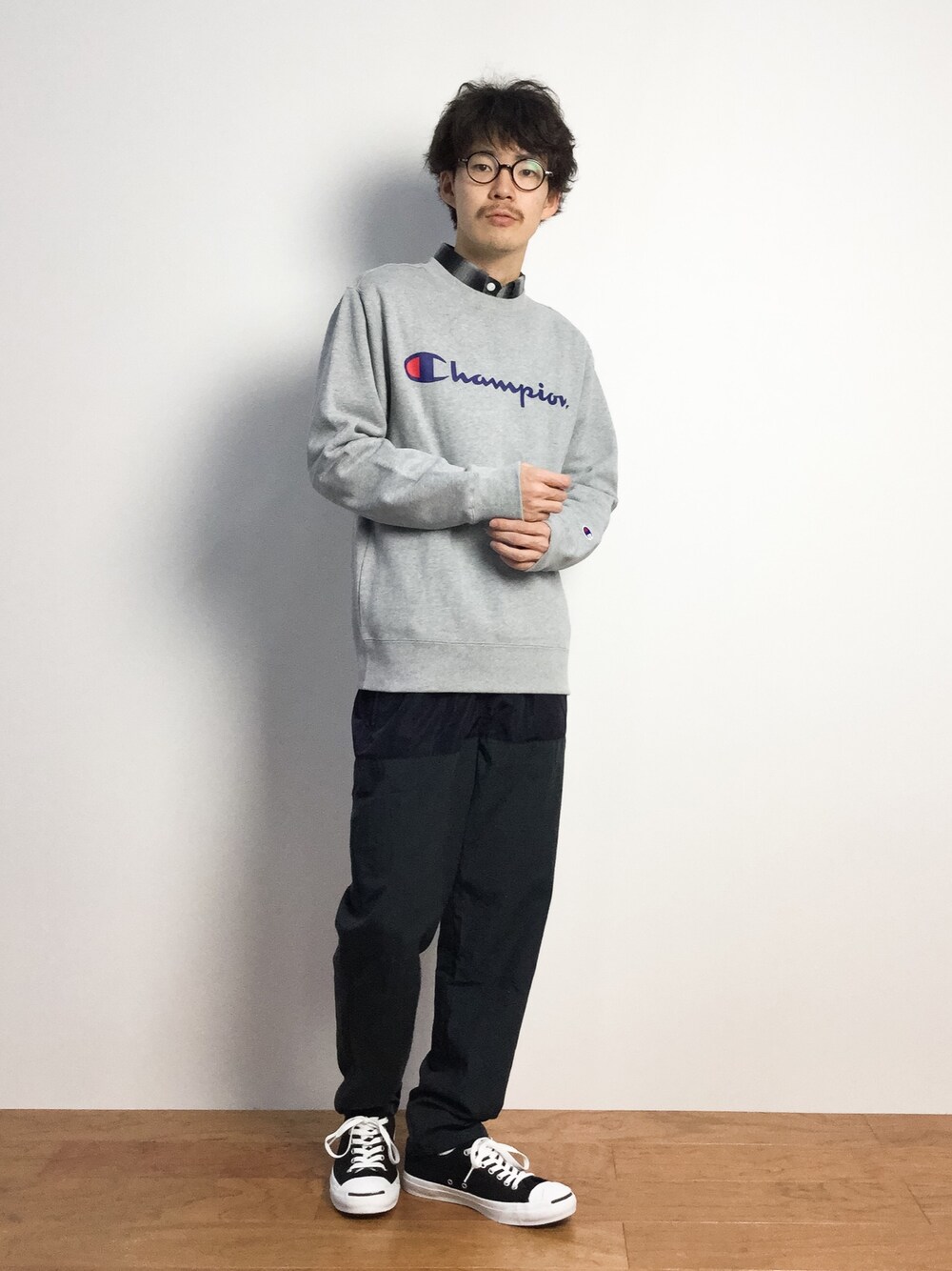 「チャンピオン、トレーナー、ジャックパーセル、シャツ×トレーナー、シャツ×スウェット、グレーのスウェット、グレースウェット、グレーのトレーナー」｜「WHO'S WHO galleryの【GIGGER】トレーニングパンツ（その他パンツ、グレー系）」を使った、ナカニシアキラさん（メンズ・172cm）の秋コーディネートの1枚目の写真