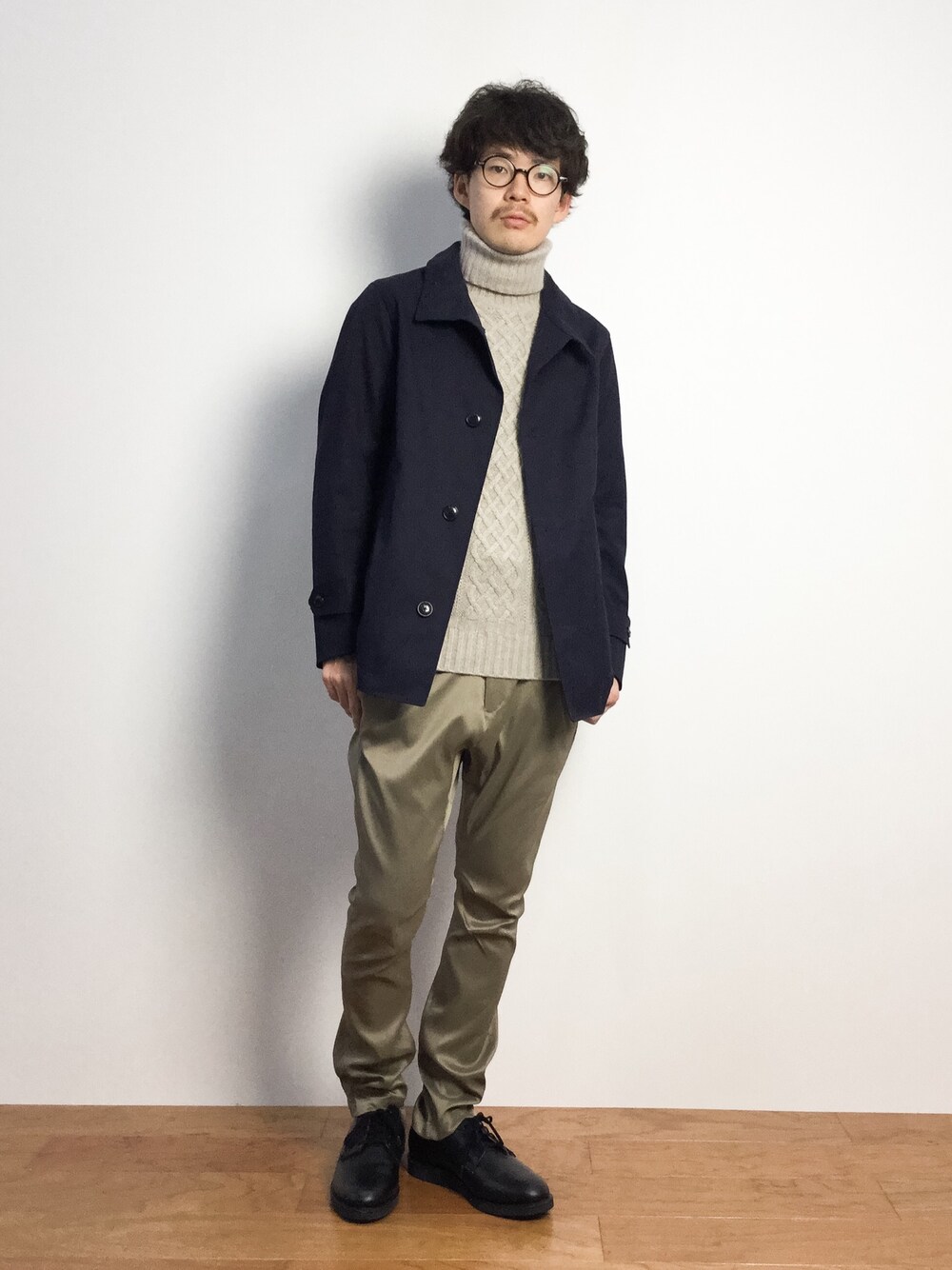 「コート、ケーブルニット、タートルネック、革靴、ショートコート、タートルネックニット、ベージュパンツ、ベージュニット、ベージュのニット、ショート丈コート」｜「BEAUTY&YOUTH UNITED ARROWSのBY ベンタイル ショート レイズドネックコート（ステンカラーコート、ブルー系）」を使った、ナカニシアキラさん（メンズ・172cm）の秋コーディネートの1枚目の写真