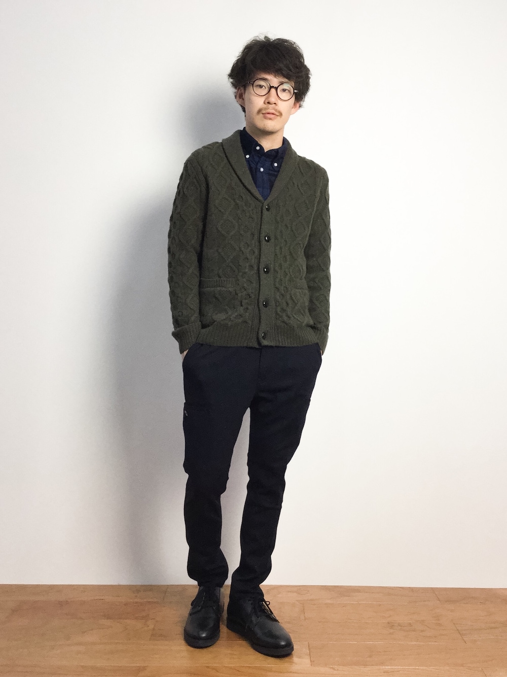 「カーディガン、チェックシャツ、ショールカラー、革靴、ネイビーパンツ、ｼｮｰﾙｶﾗｰｶｰﾃﾞｨｶﾞﾝ」｜「green label relaxingのHAMILTON/LAMB SHAWL カーディガン （カーディガン/ボレロ、グリーン系）」を使った、ナカニシアキラさん（メンズ・172cm）の秋コーディネートの1枚目の写真